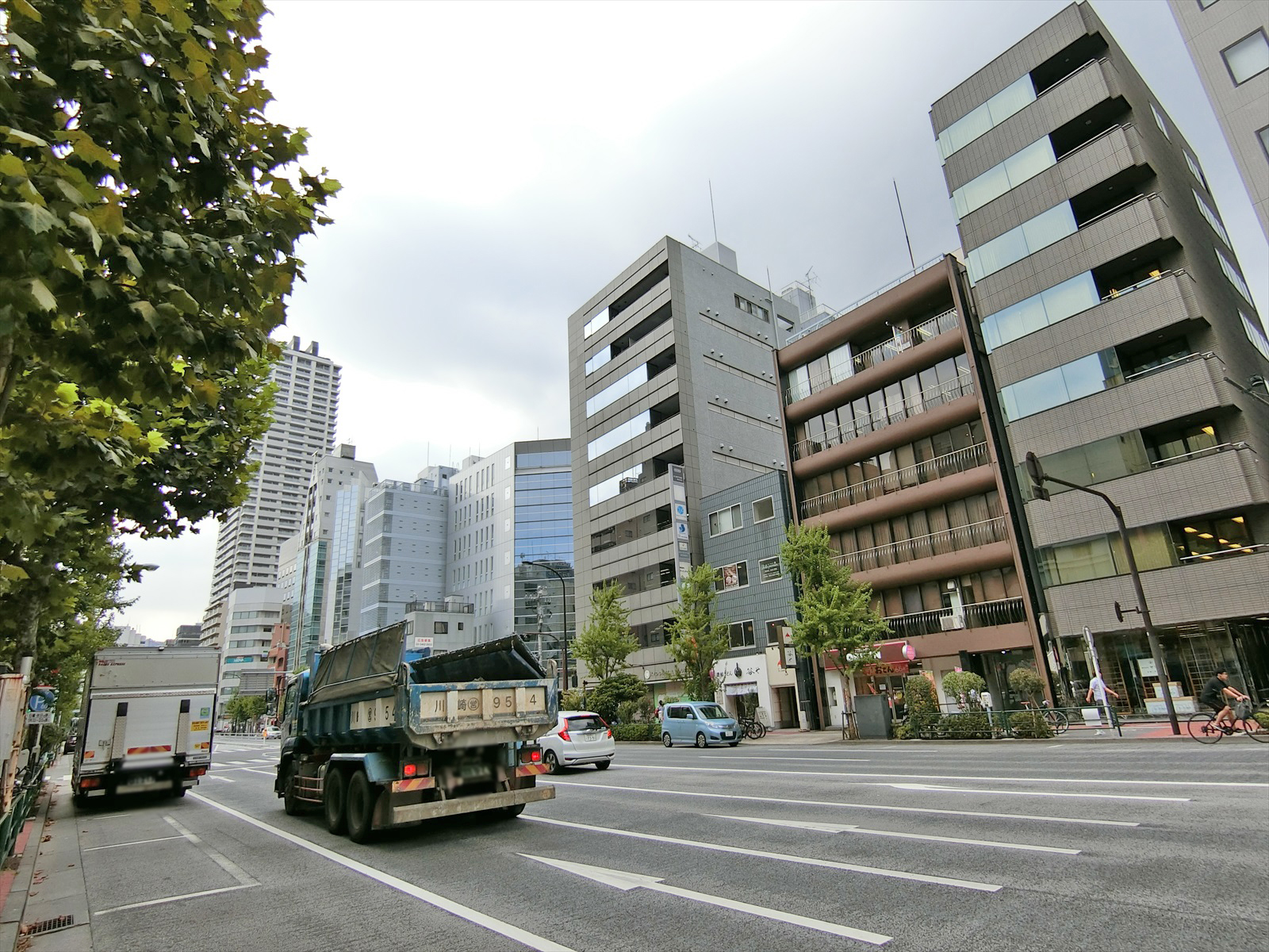 新大橋通り沿いに立地