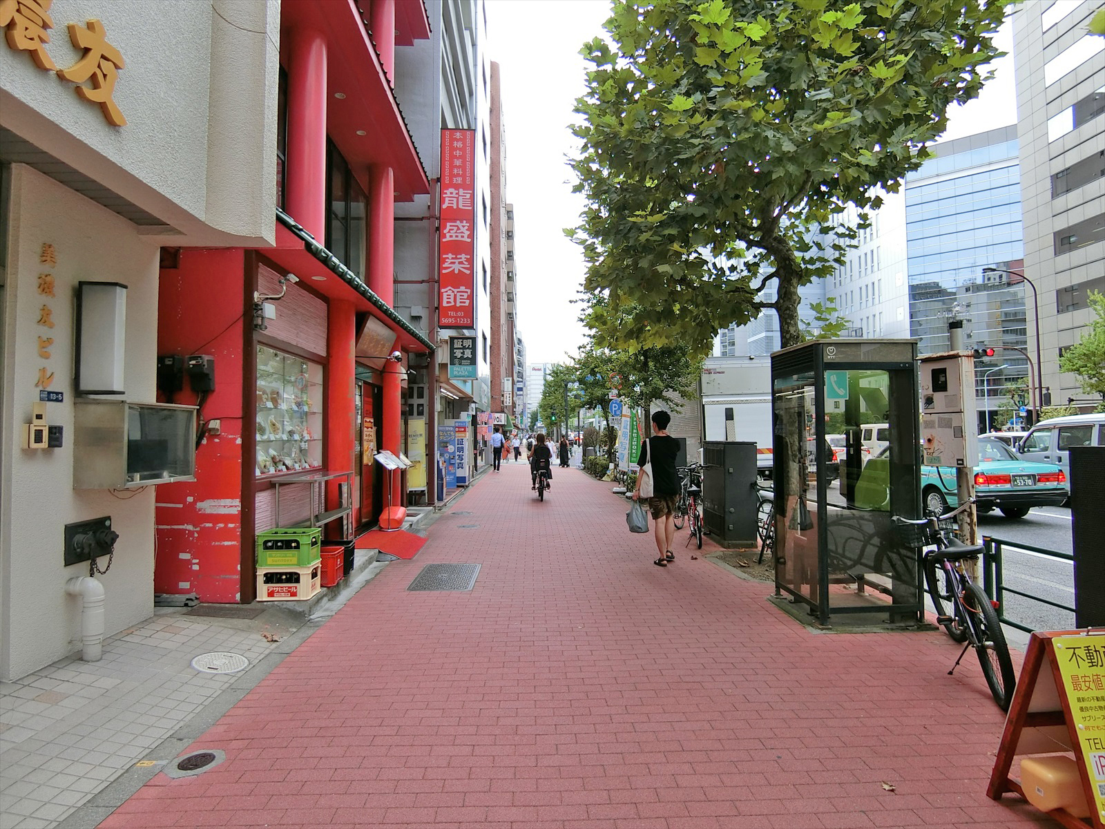美濃友ビル前面の通り