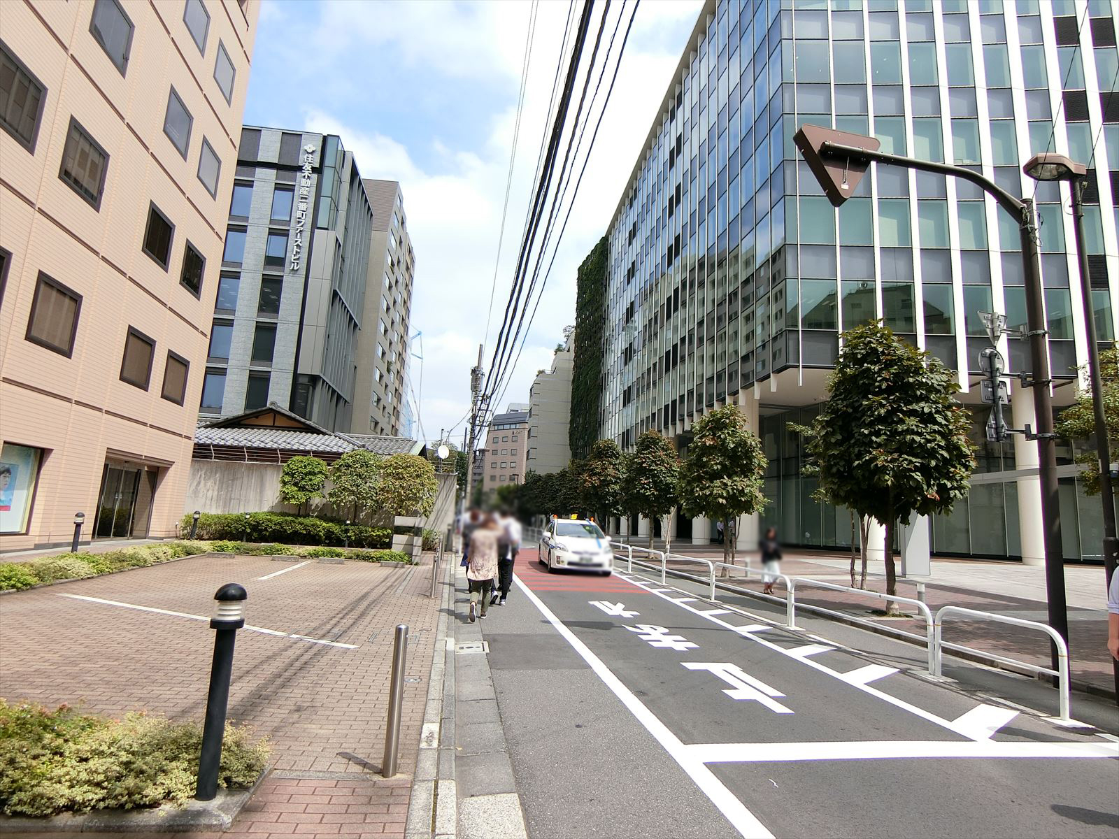 二番町三協ビル前面の通り