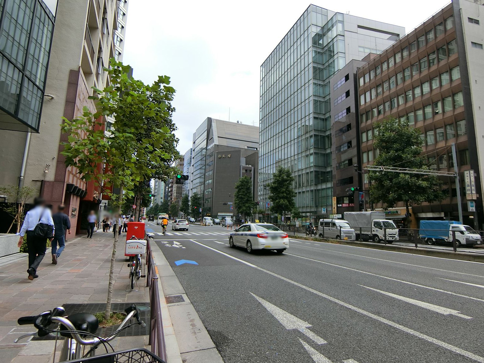 麹町陸ビル前面の通り