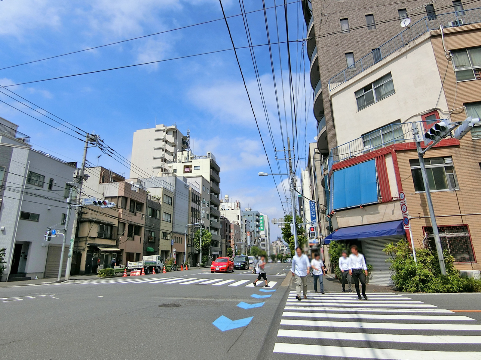 馬場通り沿いに立地