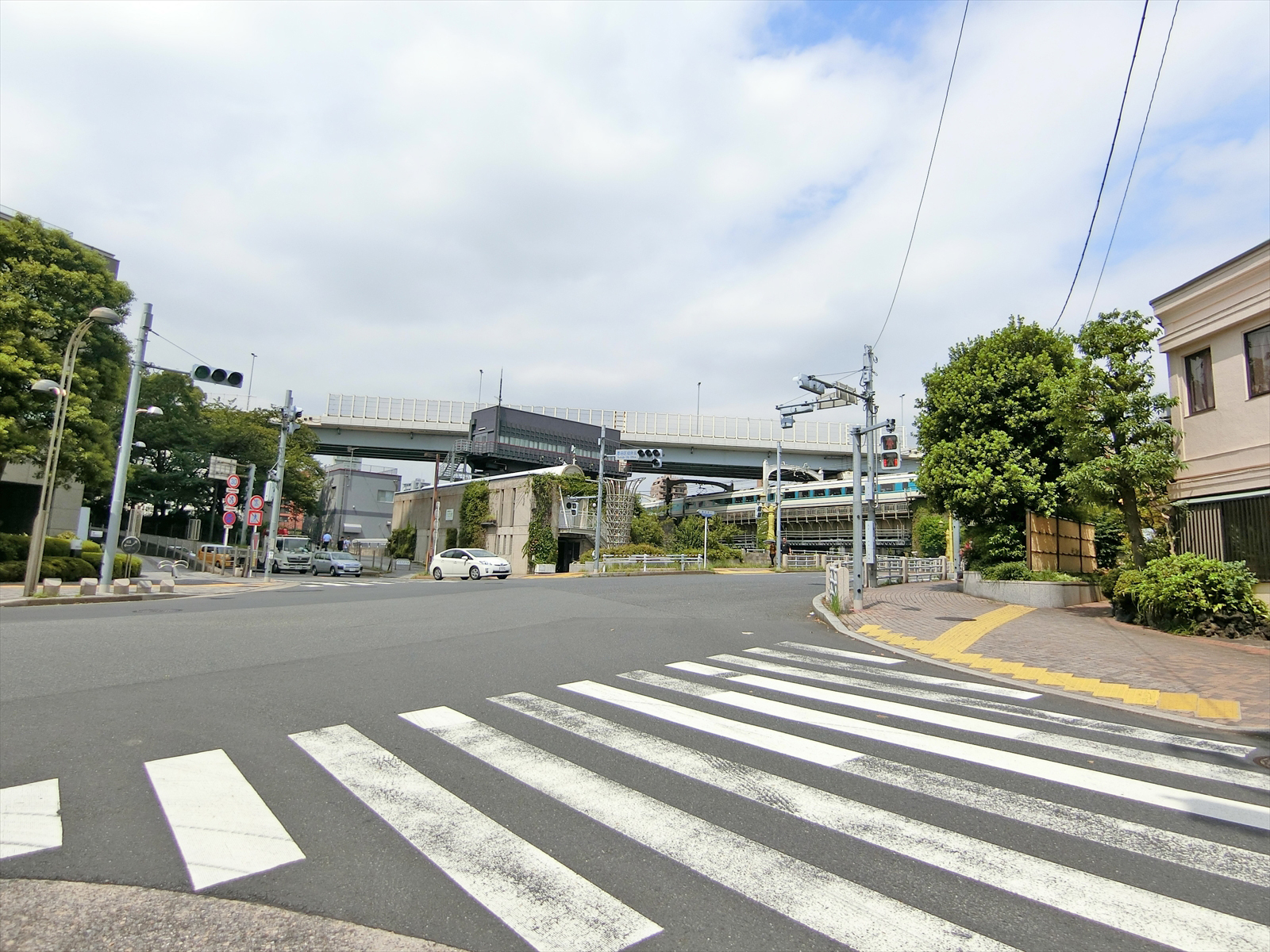 周辺は閑静なエリア