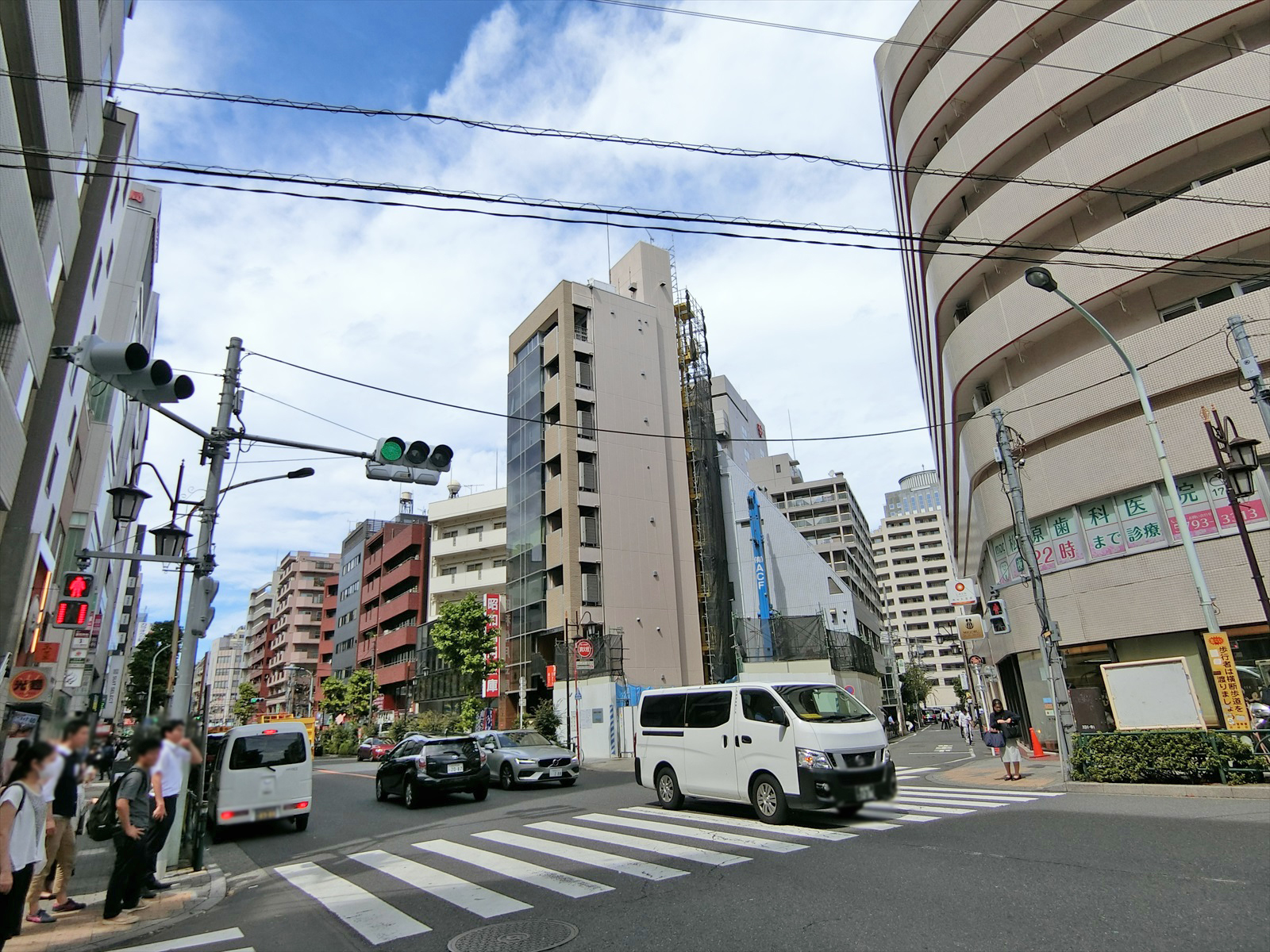 周辺はオフィスや店舗が多いエリア