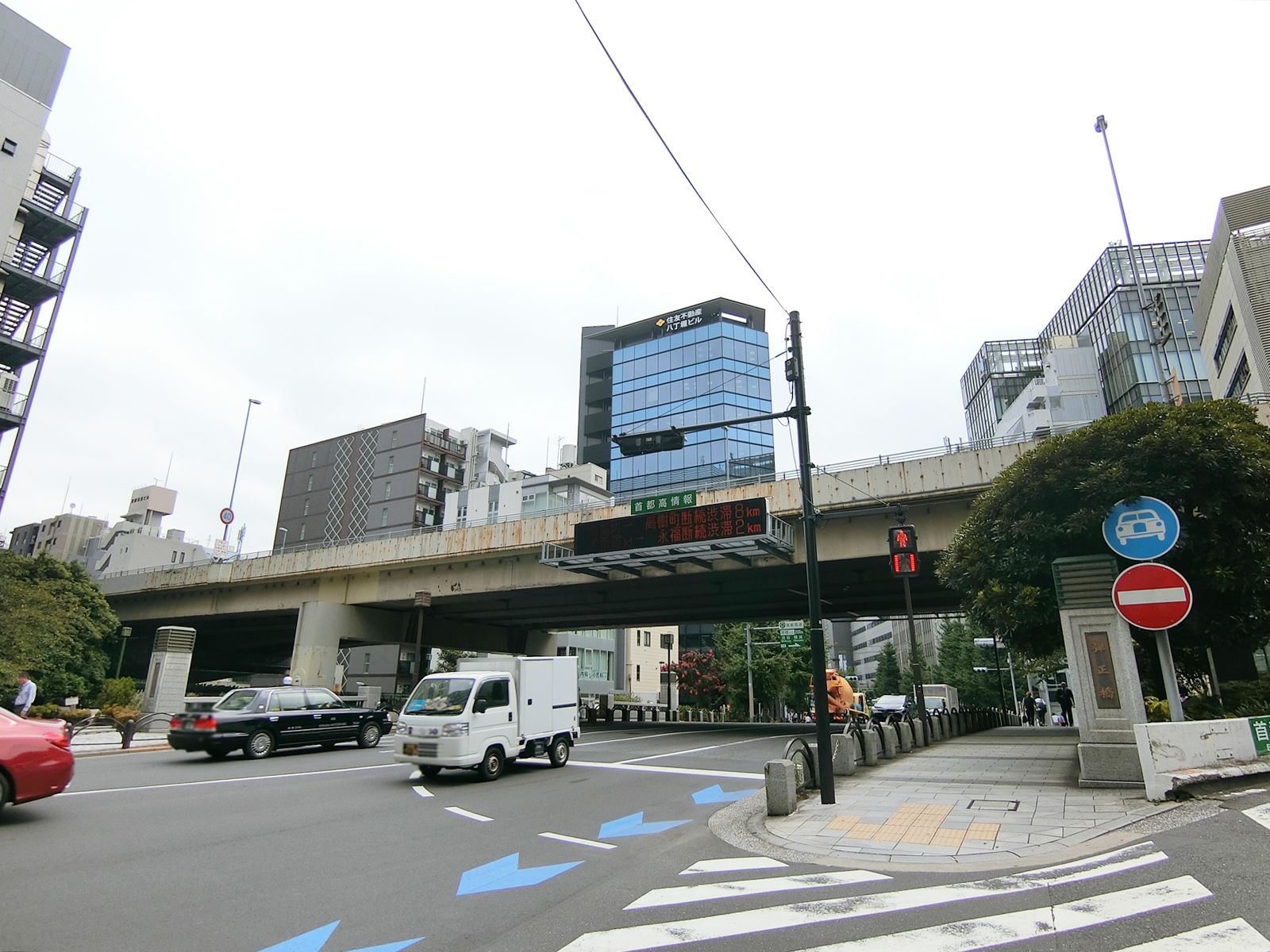 付近の首都高速都心環状線