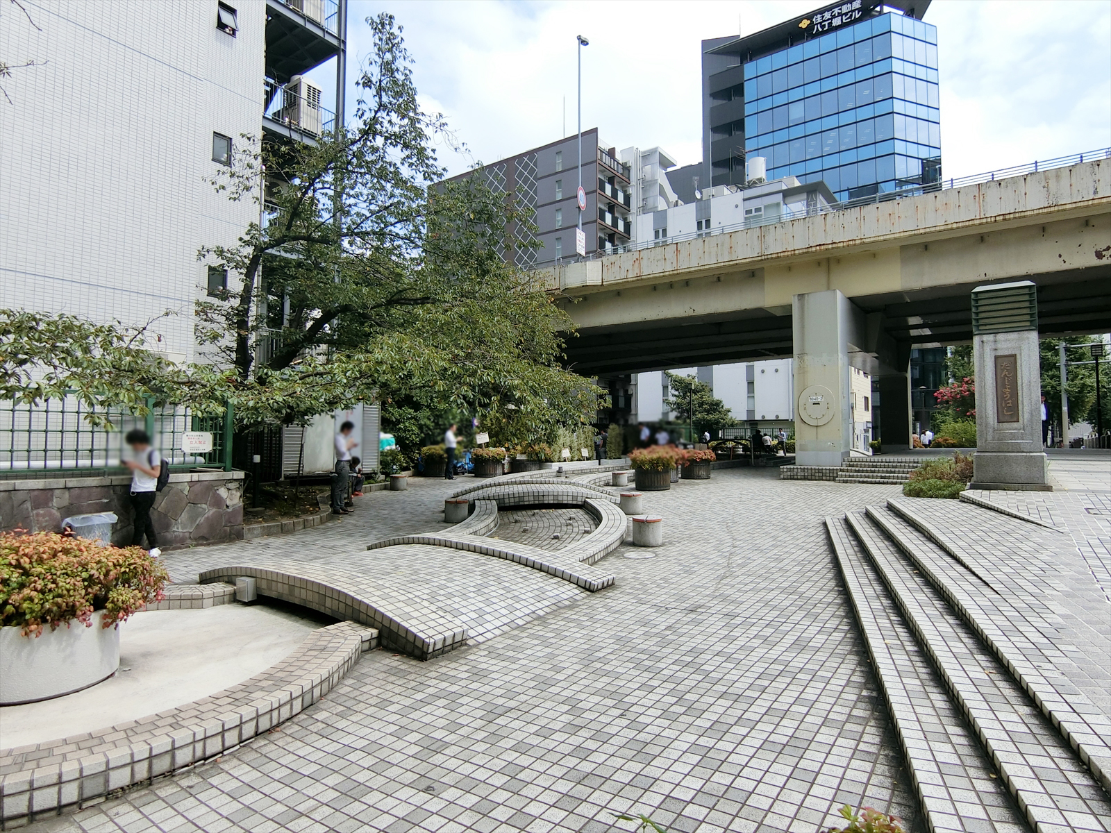 徒歩1分の楓川弾正橋公園