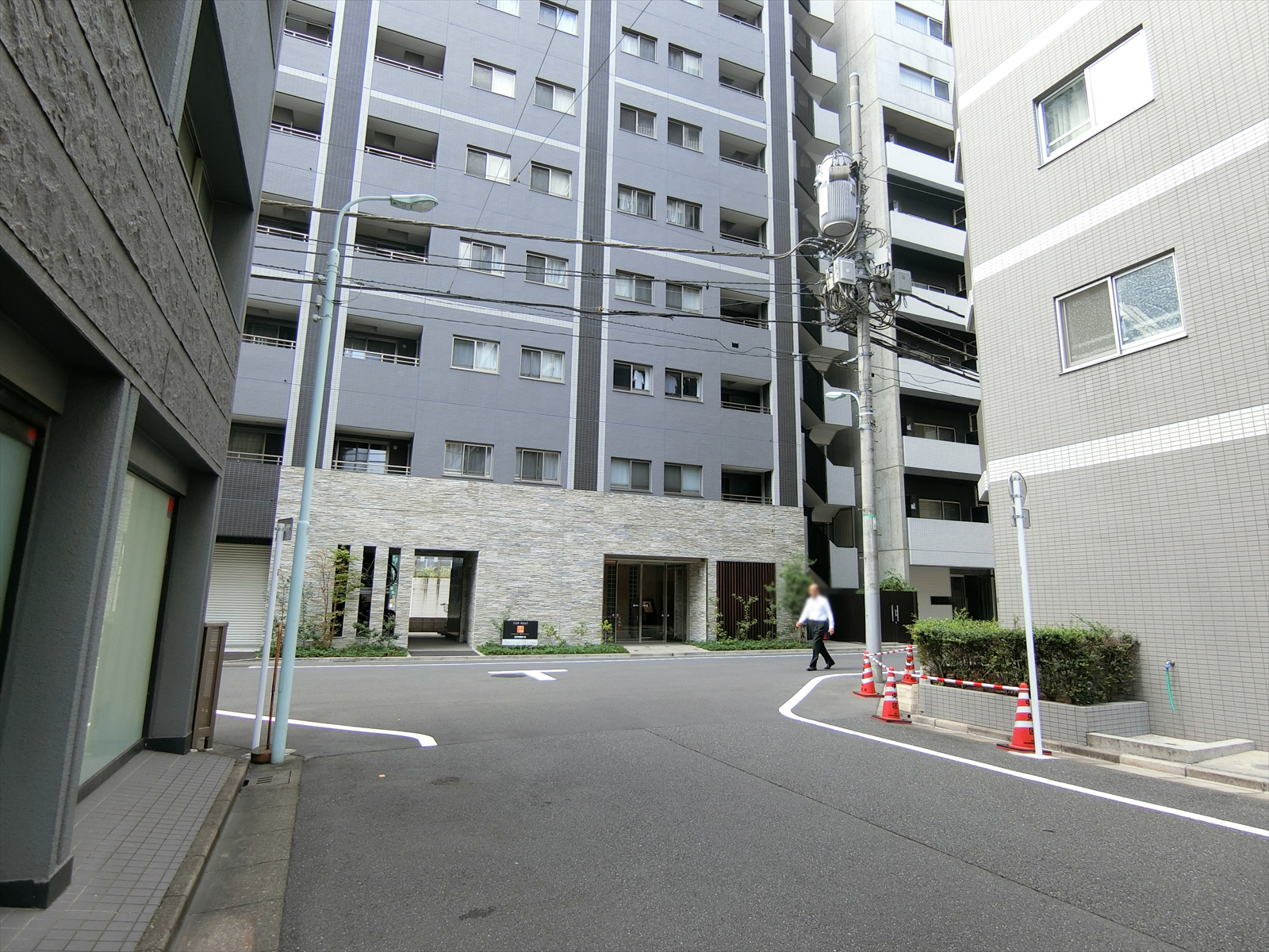小林ビル本館前面の通り