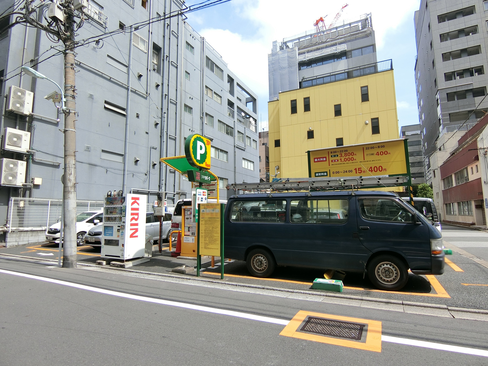 ビル裏のコインパーキング