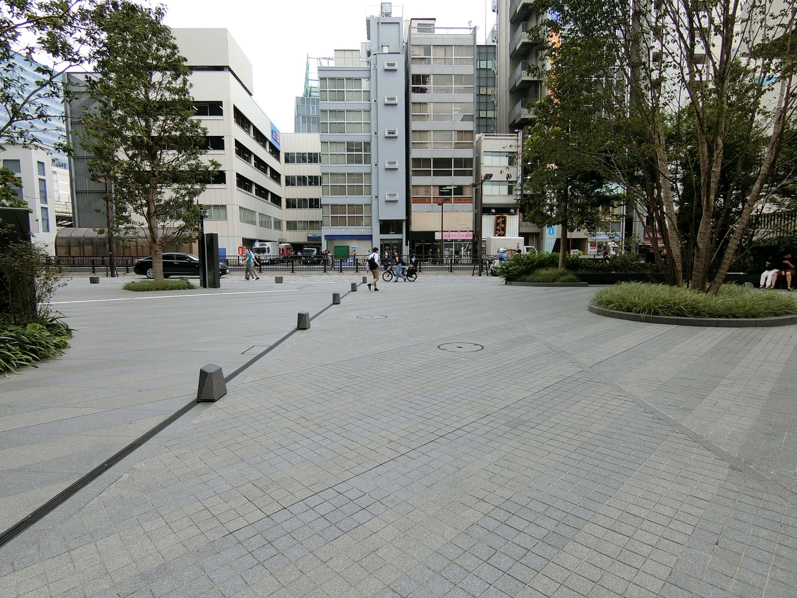 NKビル前面の通り