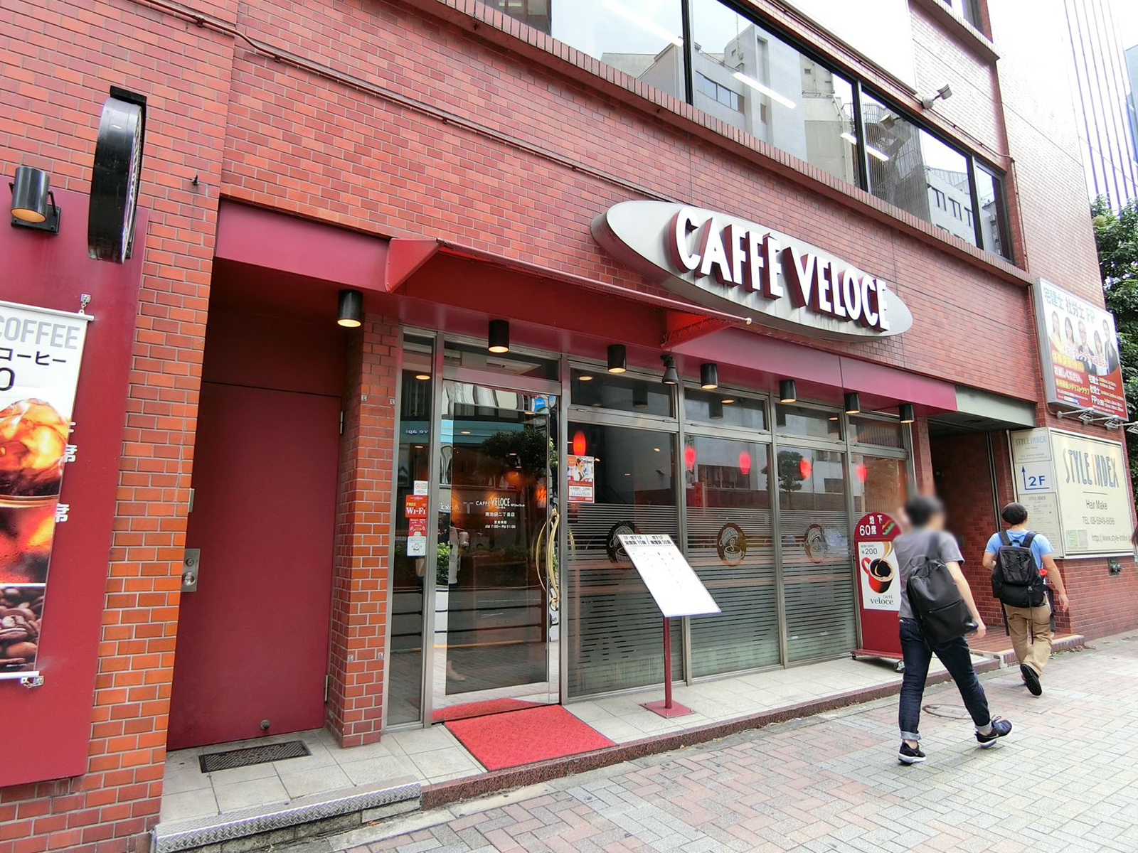 向かいにあるカフェ・ベローチェ南池袋二丁目店