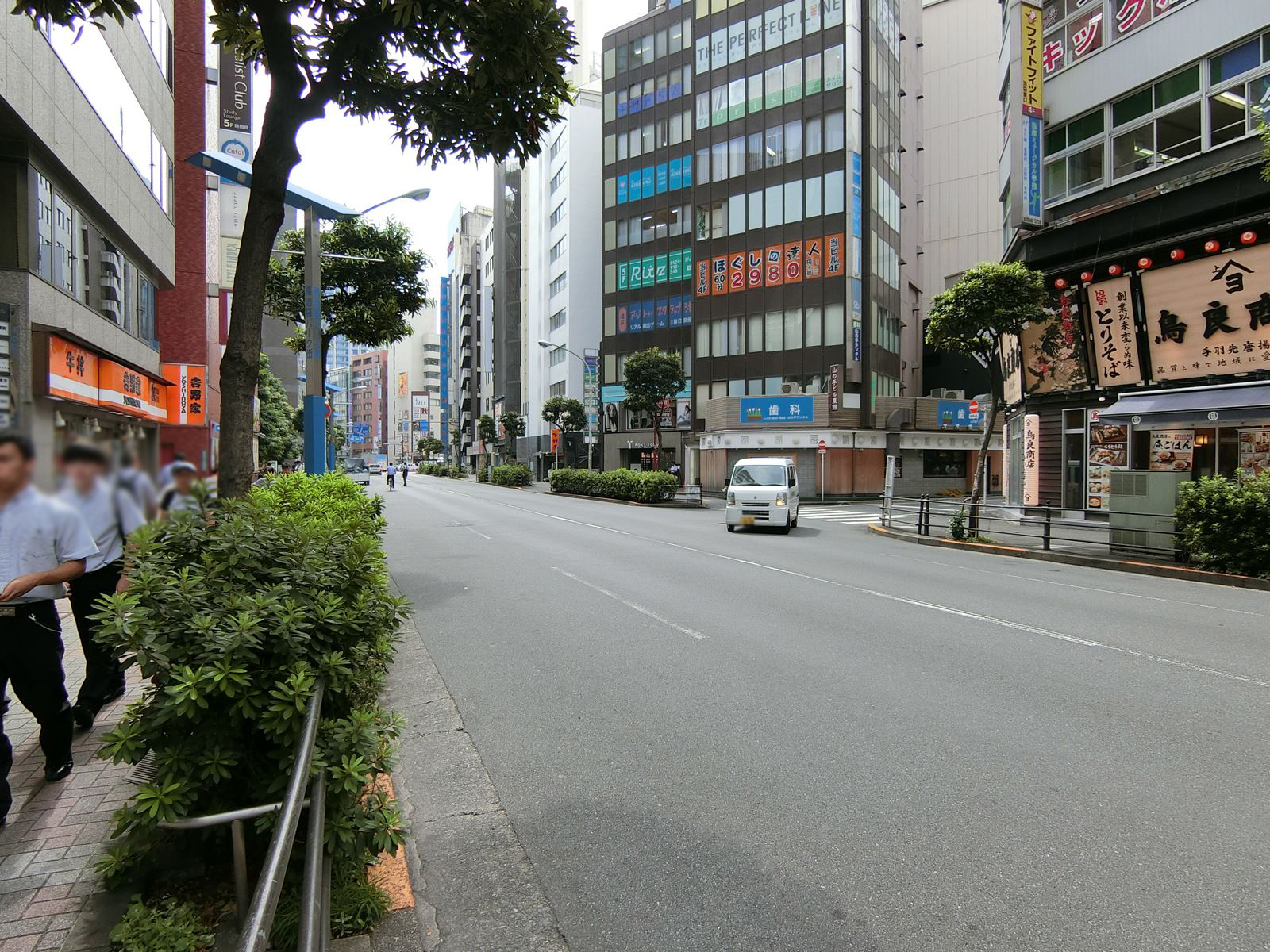 前面の東栄会本町通り