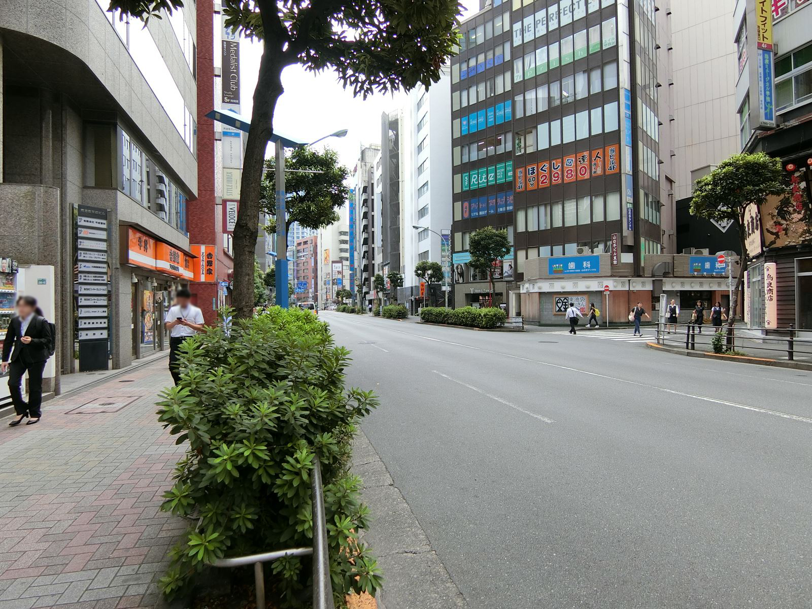 前面の東栄会本町通り