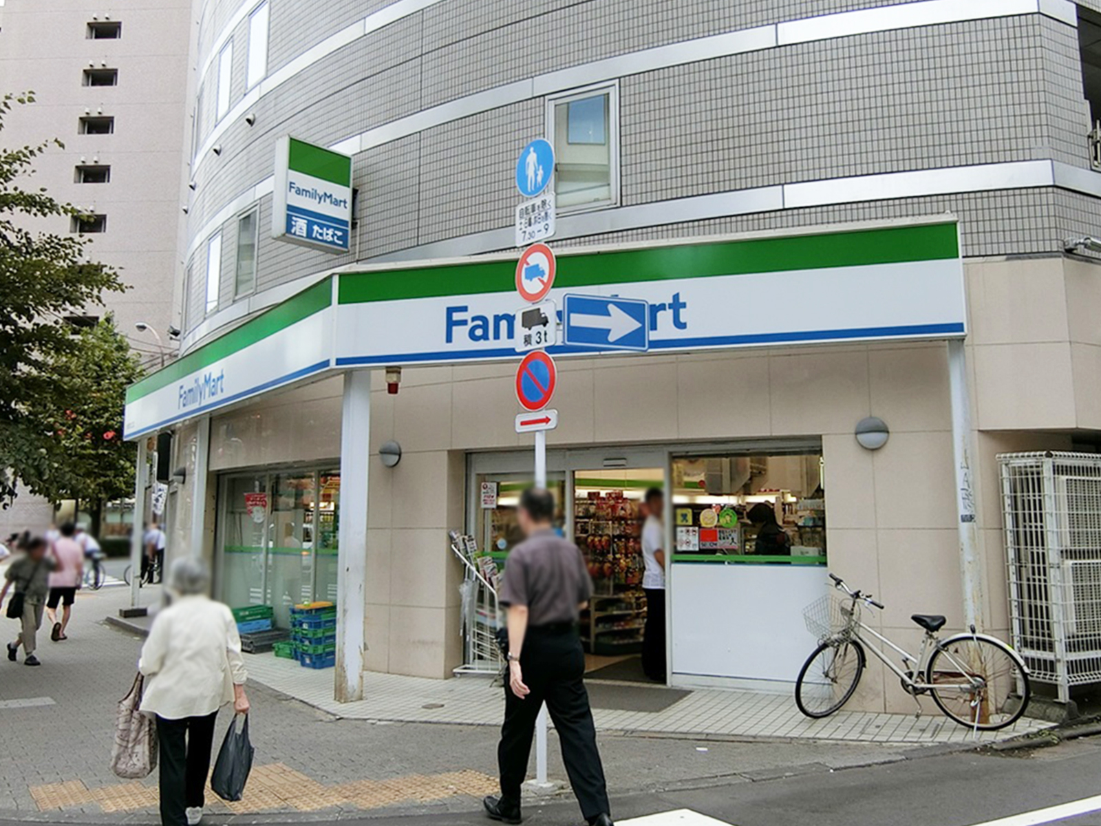 徒歩2分のファミリーマート