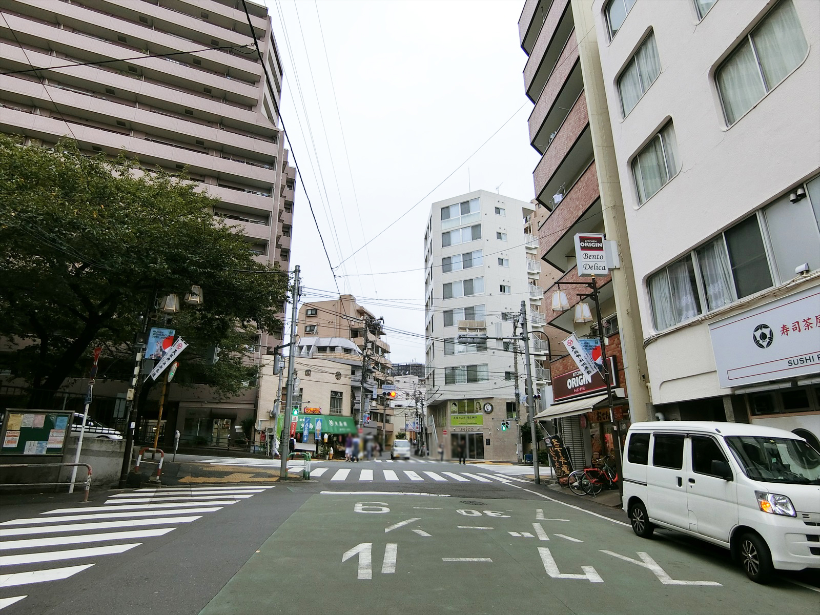 江戸屋ビル前面の通り