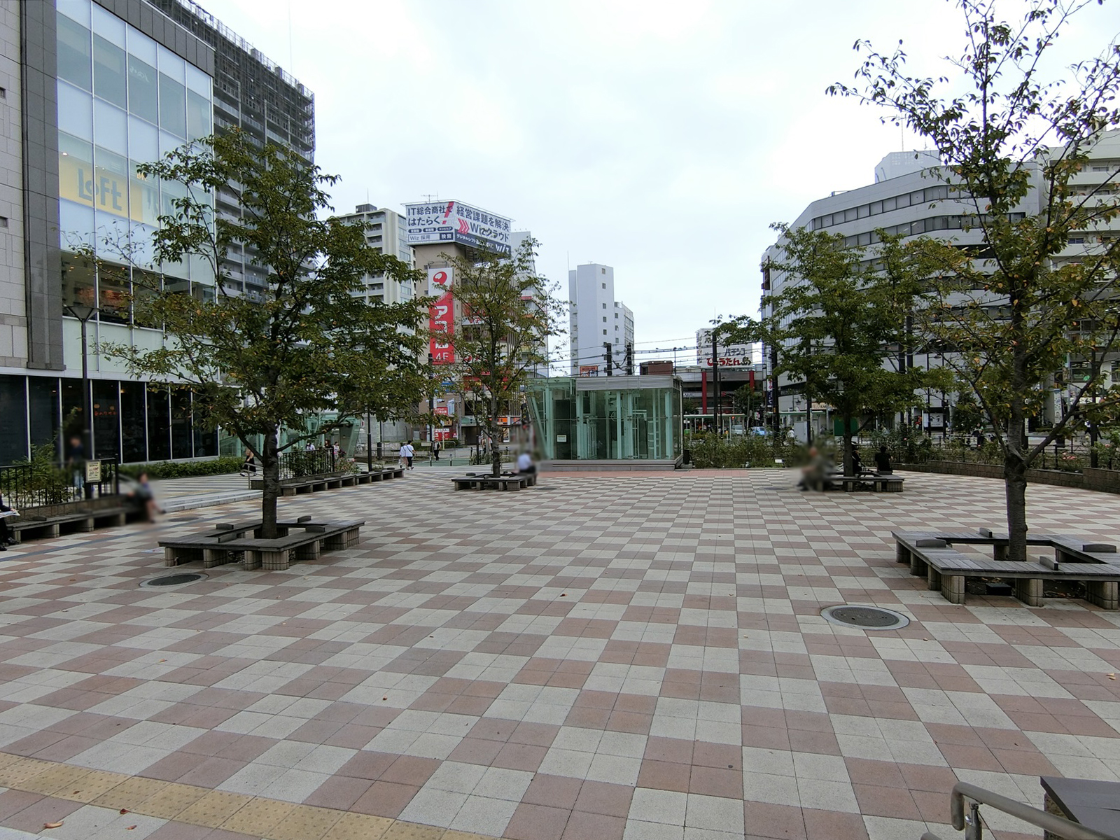 駅前には緑豊かな広場もあり