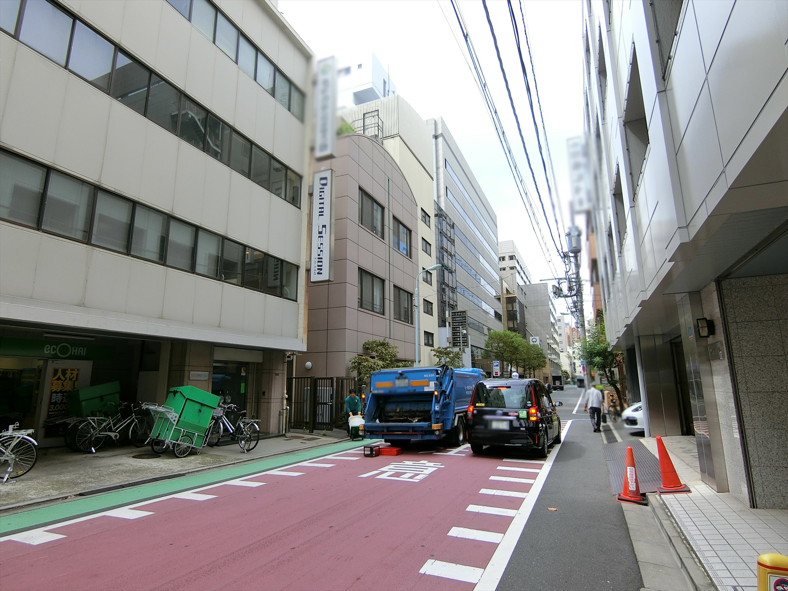 パークウエストビル前面の通り
