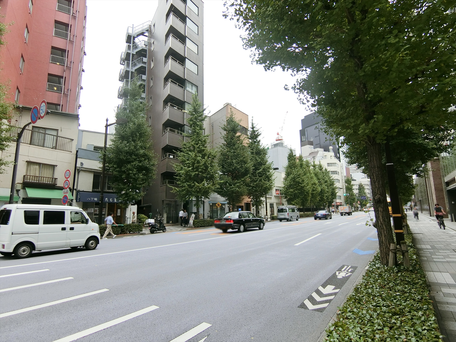八丁堀センタービル前面の鍛冶橋通り