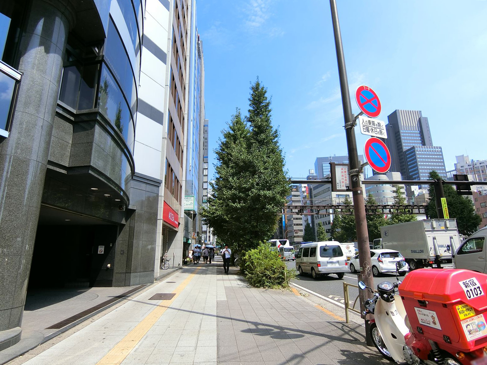 ウエル新都心ビル前面の歩道