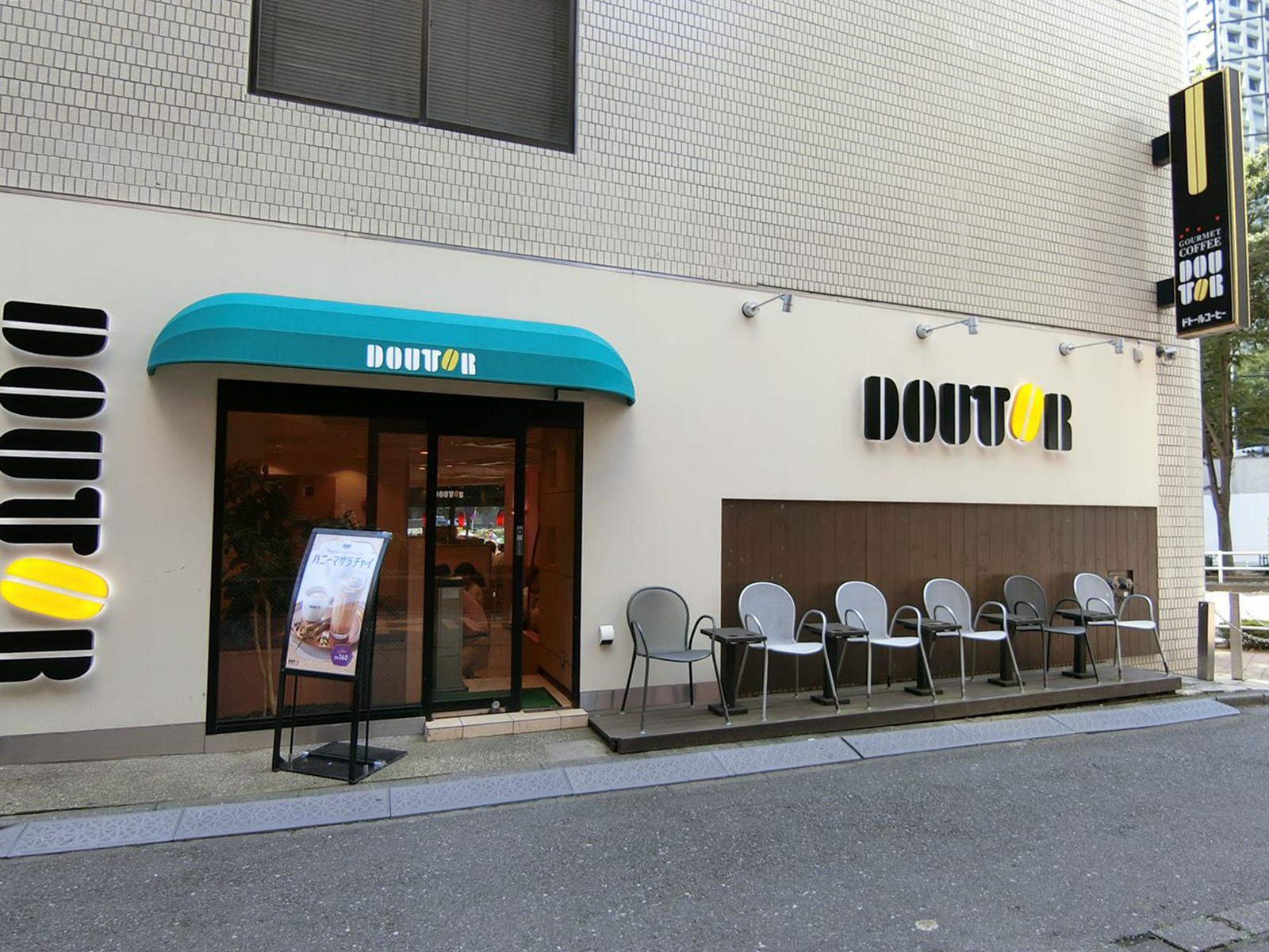 隣のドトール西新宿3丁目店