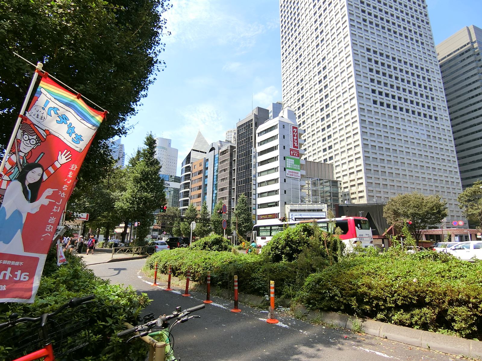KT新宿ビルディング前面の甲州街道