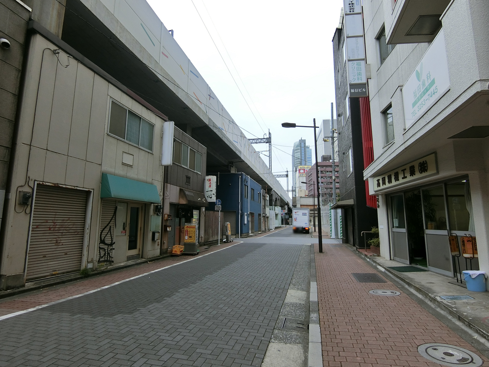 神田レンガビルヂング前面の通り