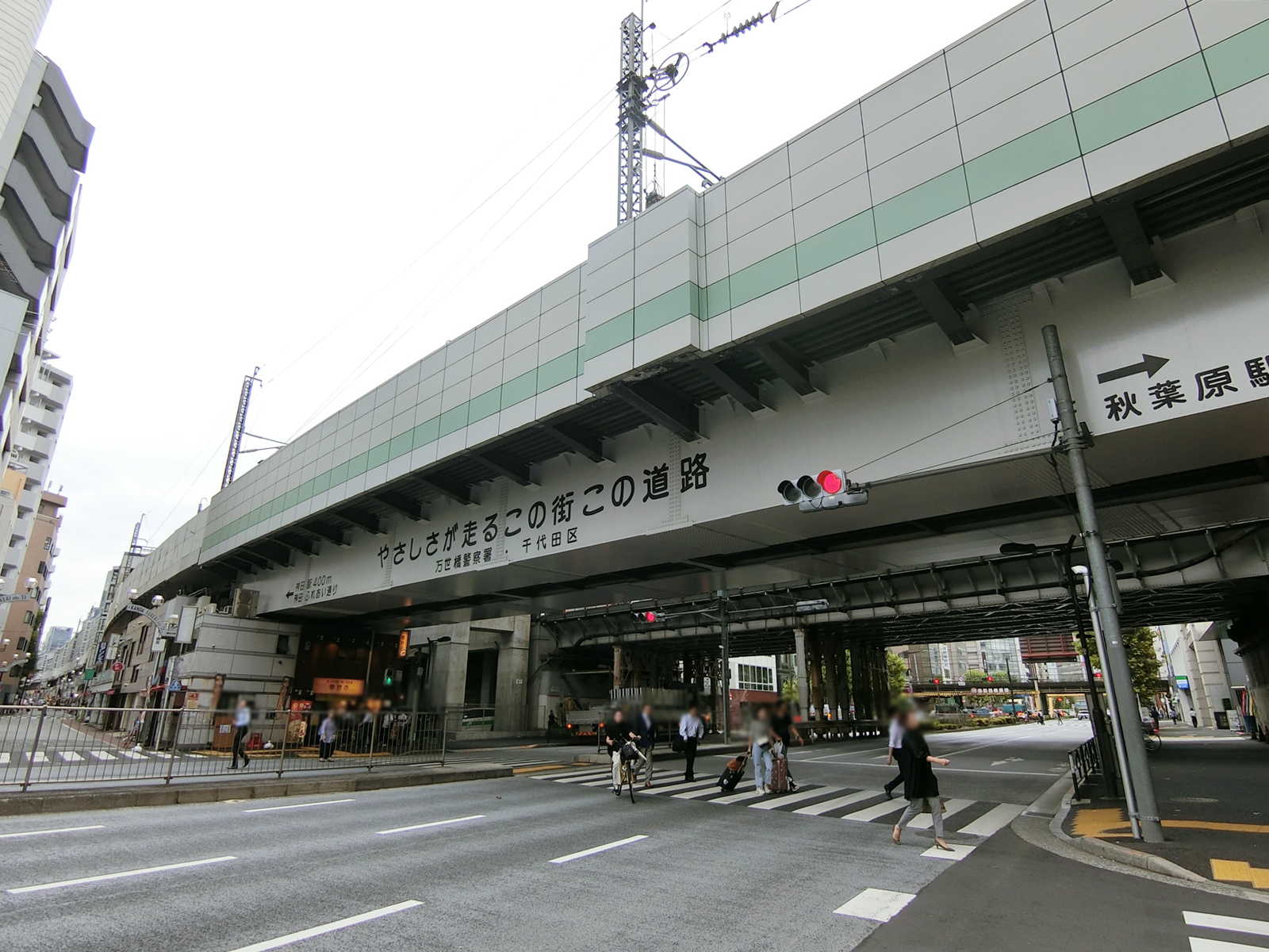 ビル前を新幹線が通る