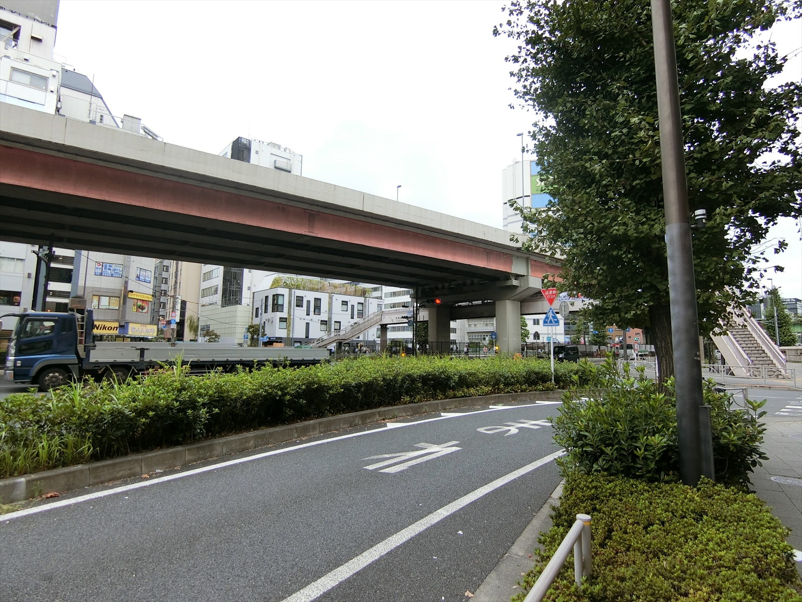 東自機ビル前面の柳原通り