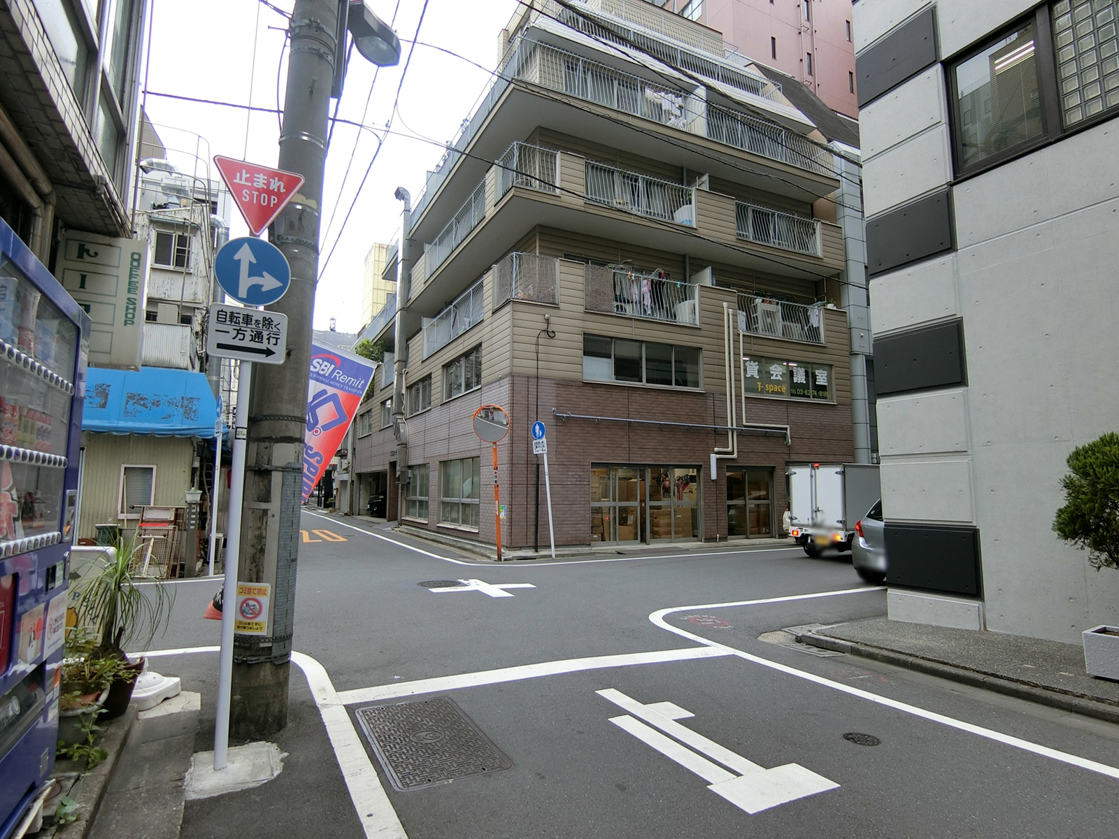 山梅ビル前面の通り