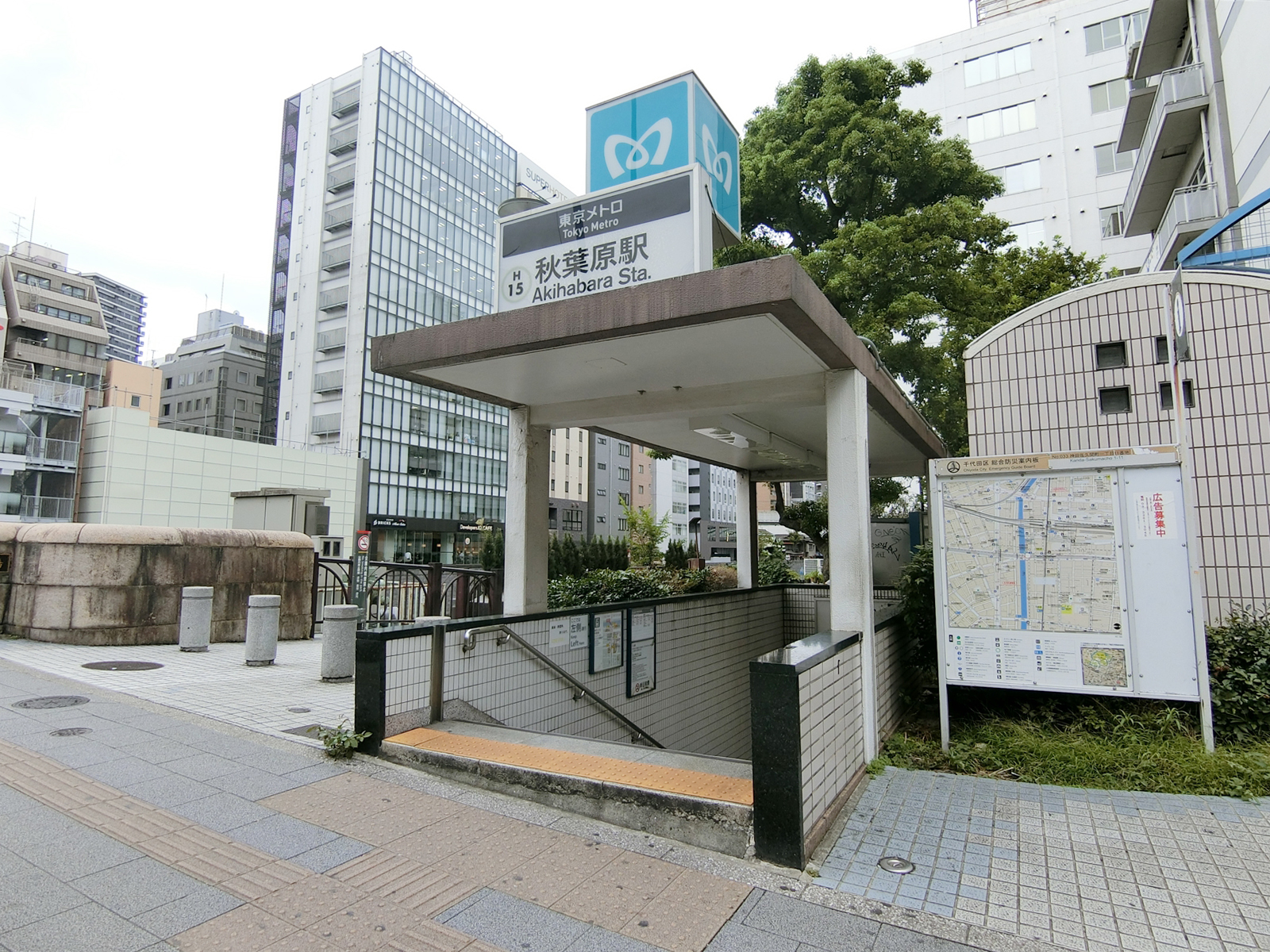 徒歩4分の「秋葉原駅」