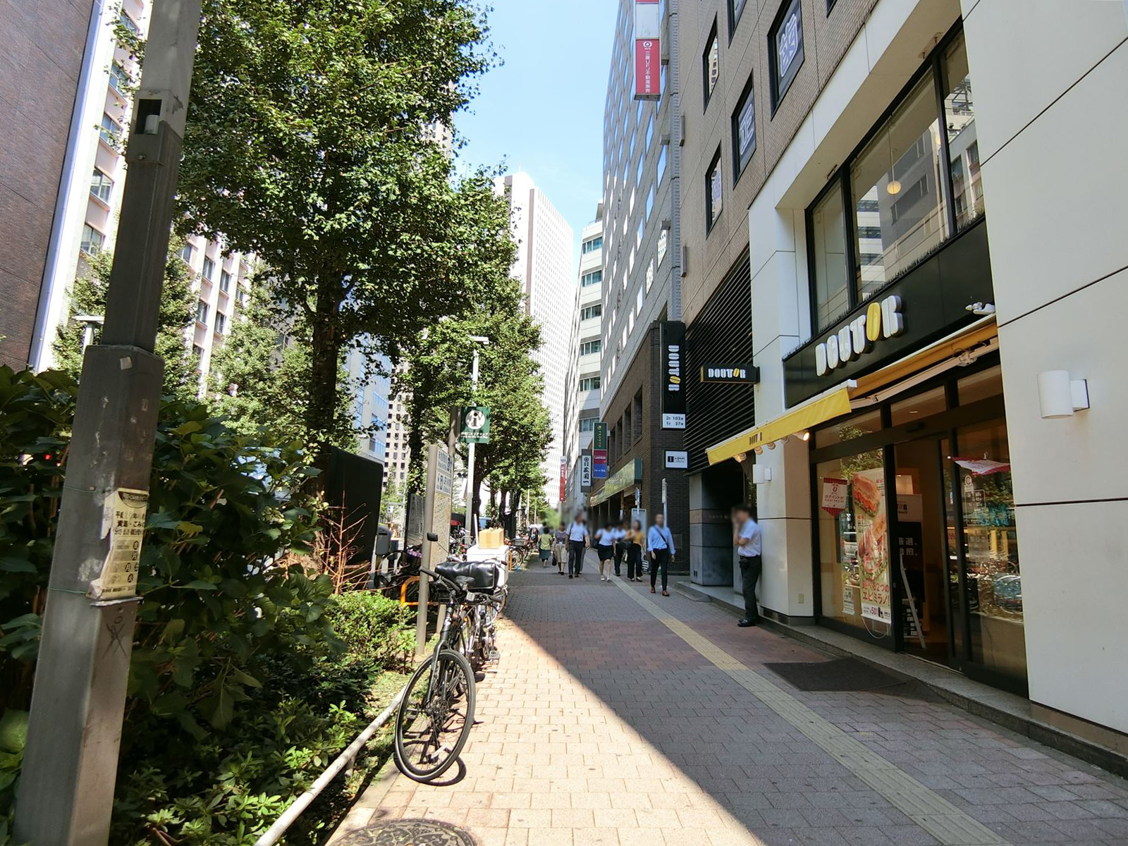 朝日新宿ビル前面の通り