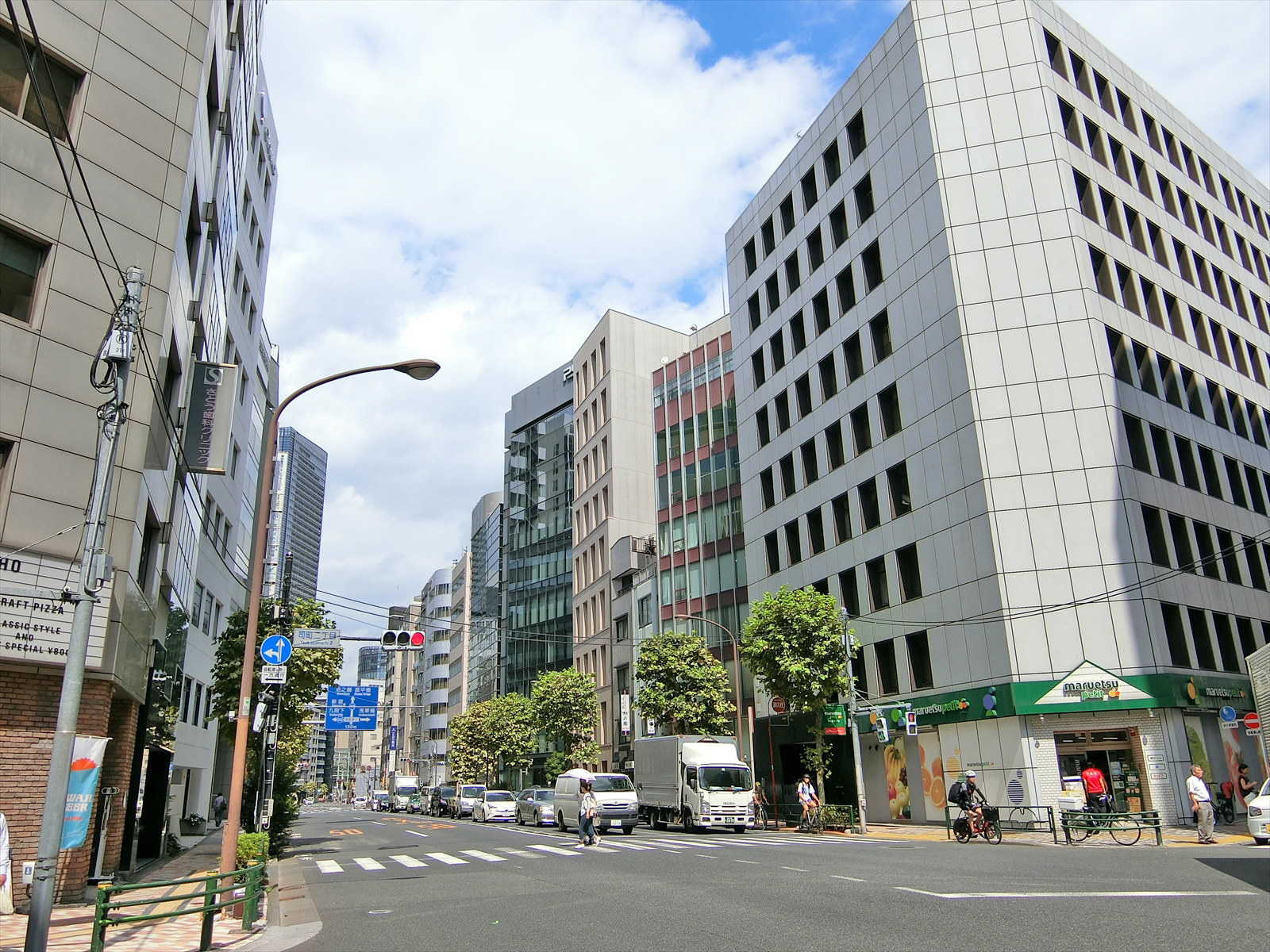 外堀通り沿いに立地