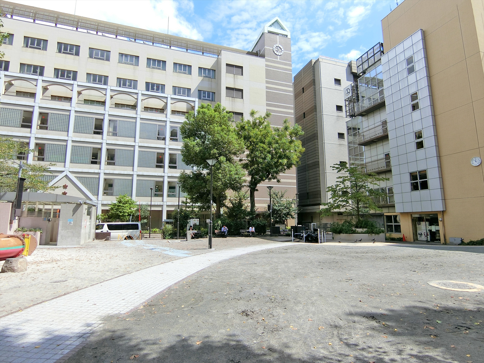 向かいの通りの神田児童公園