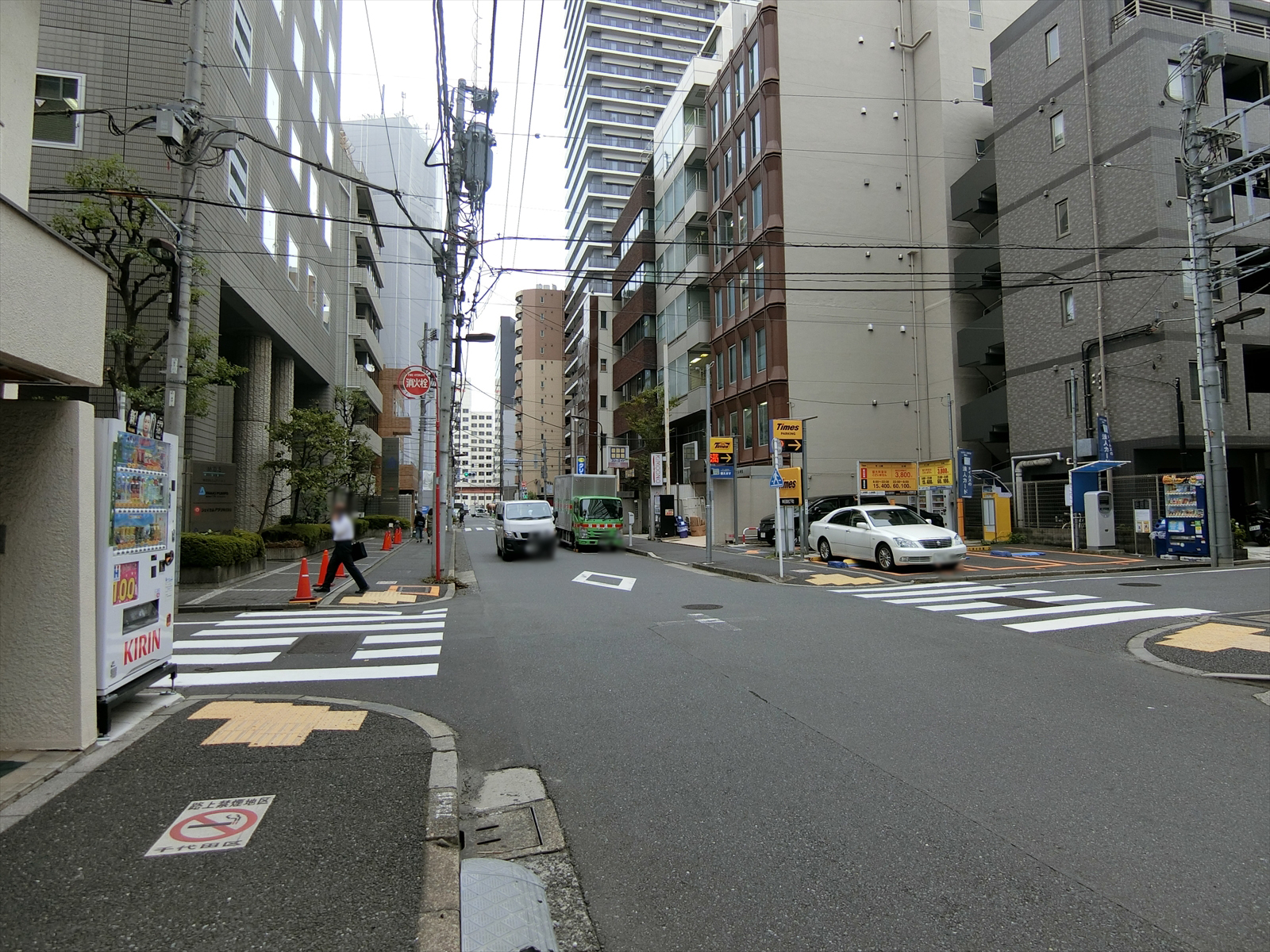 安部徳ビル前面の通り