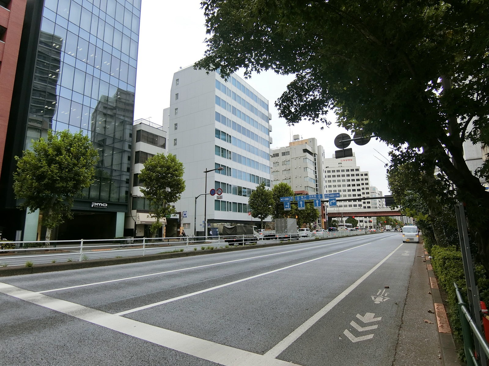 須田町MKビル前面の靖国通り