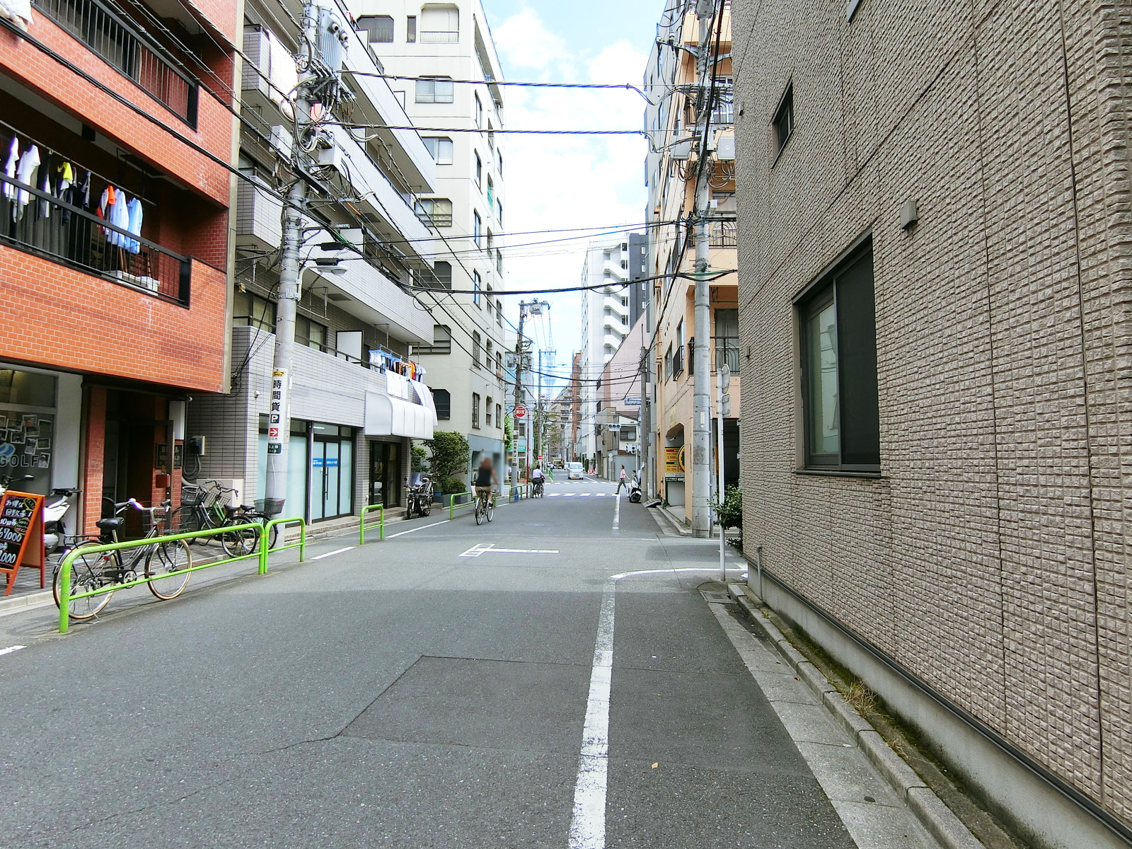 草野ビル前面の通り