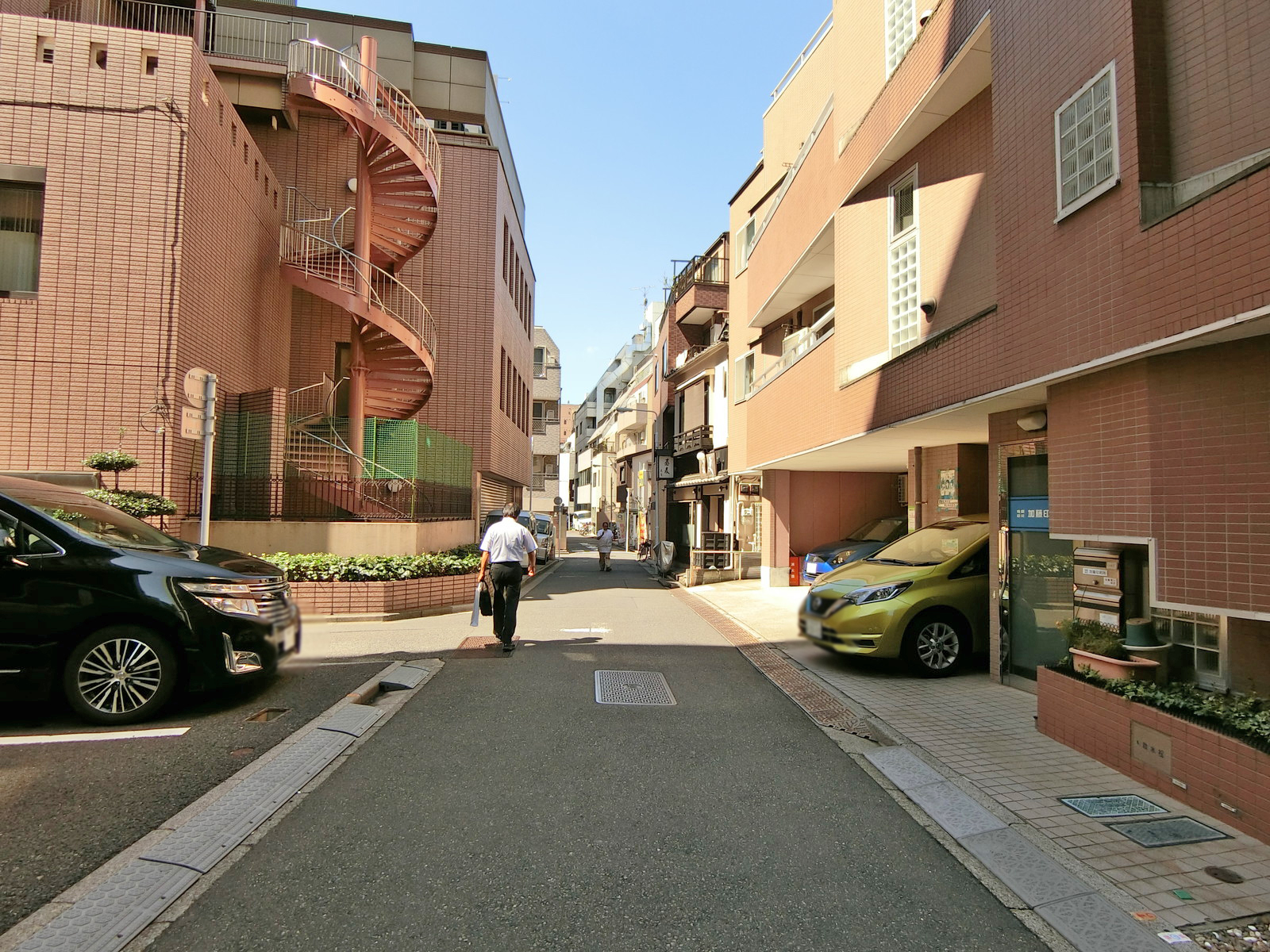出口ビル前面の通り