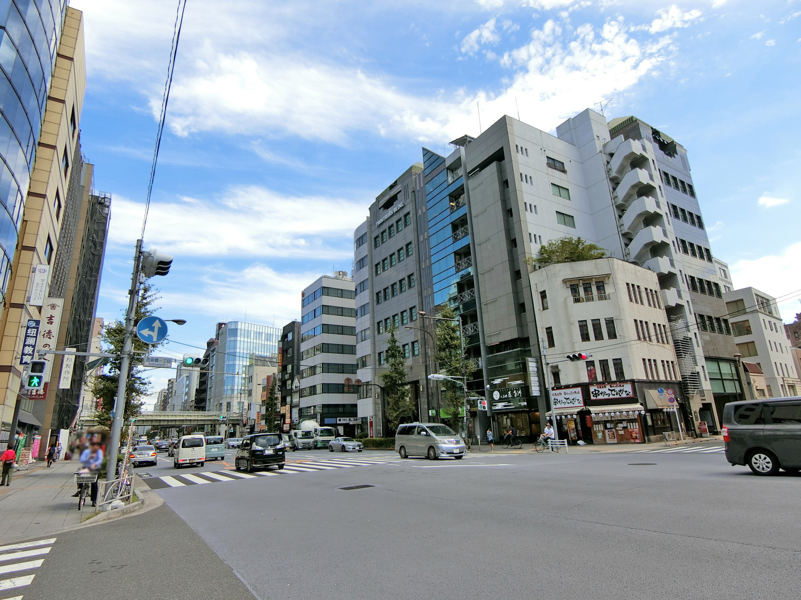 江戸通り沿いに立地