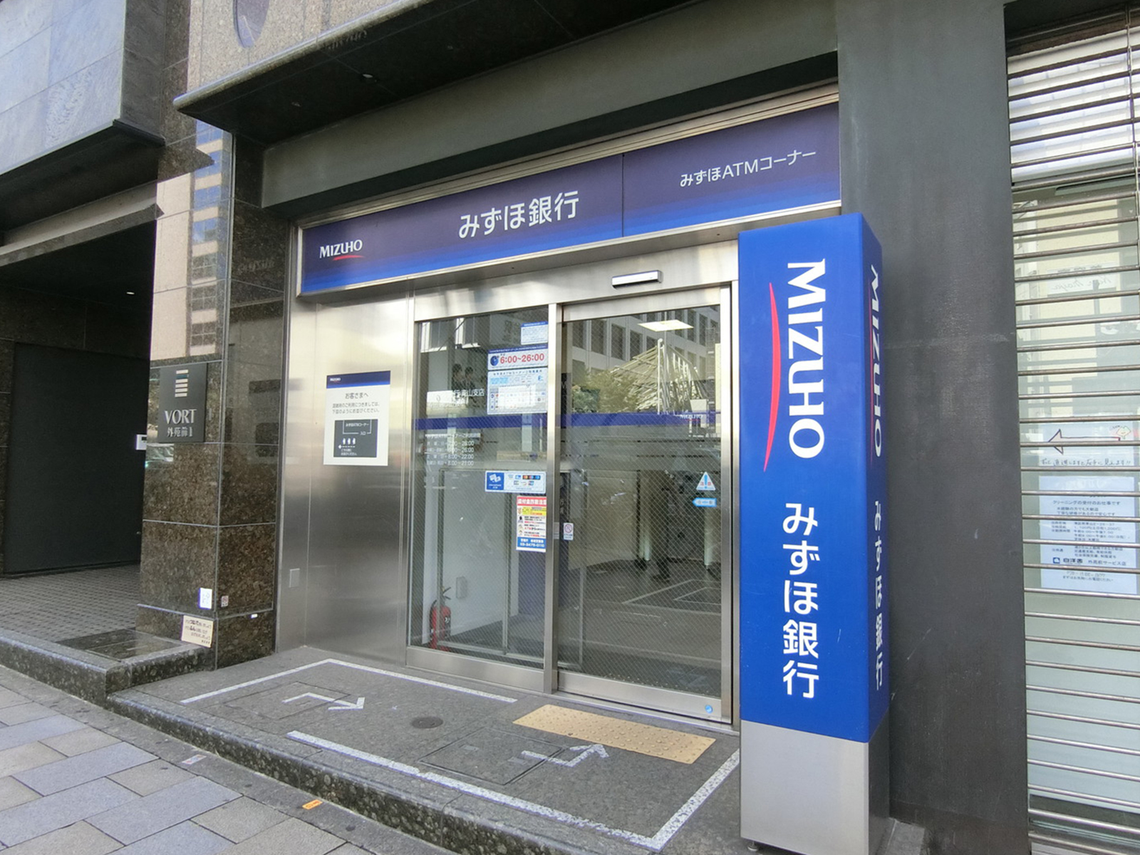 付近のみずほ銀行ATMコーナー