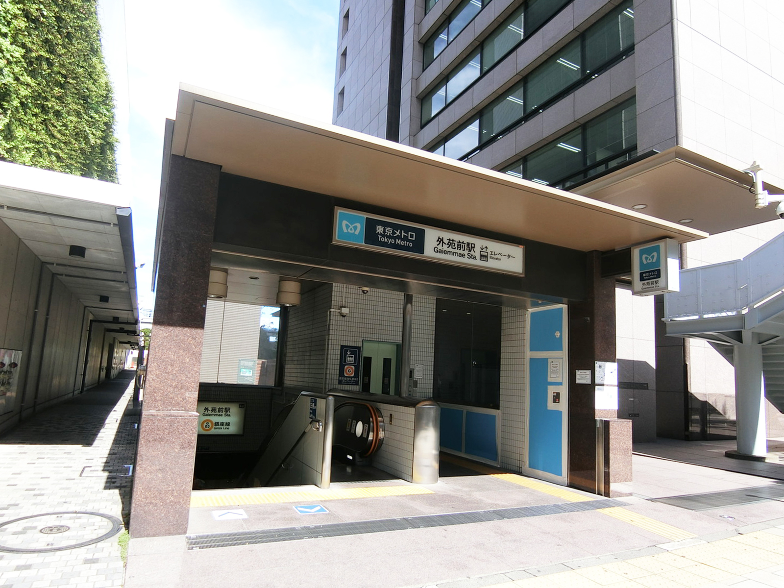 最寄りの「外苑前駅」