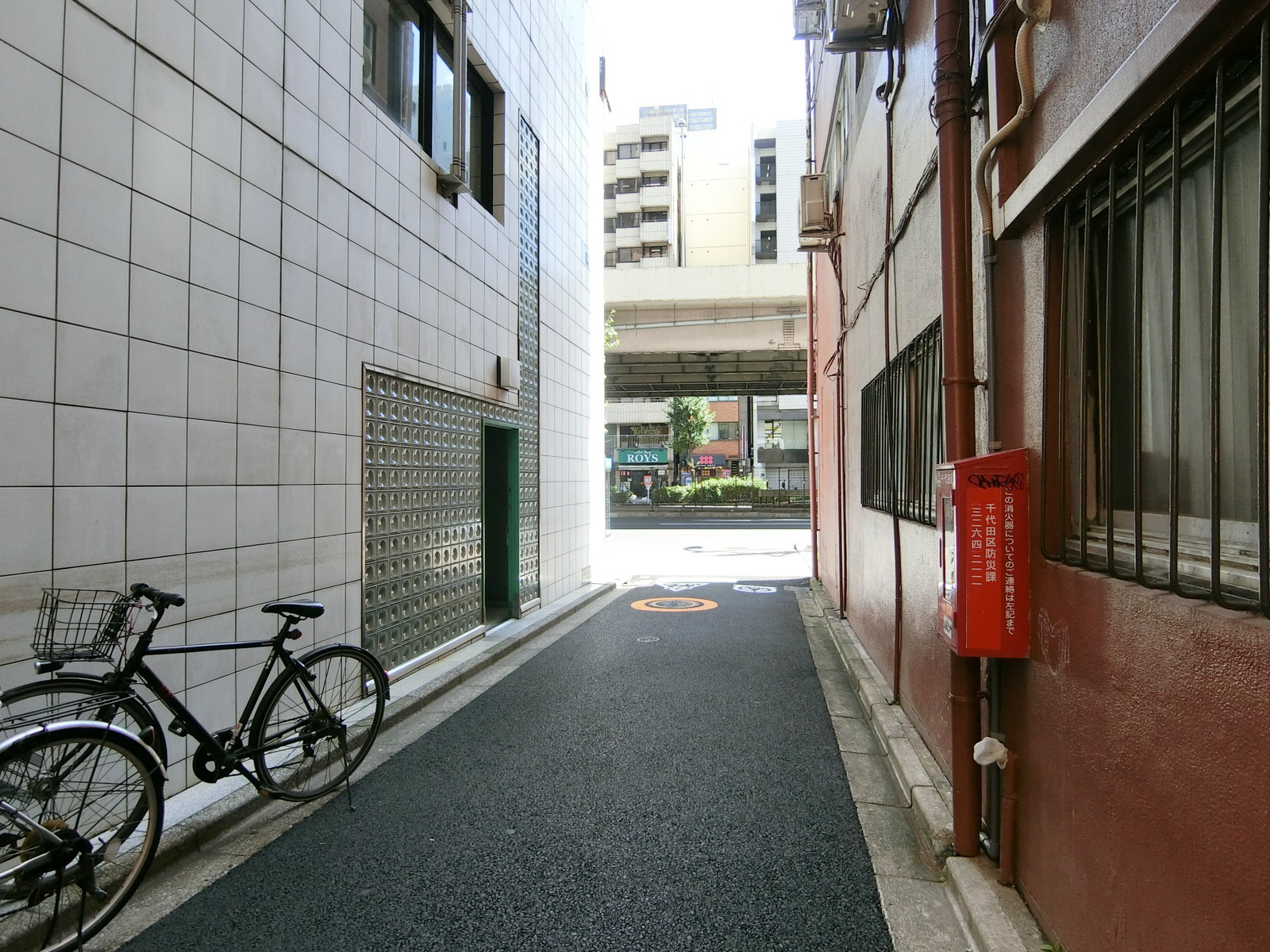 ダイキビル前面の通り