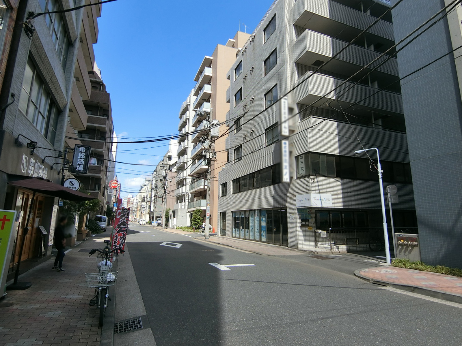 安藤ビル前面の通り