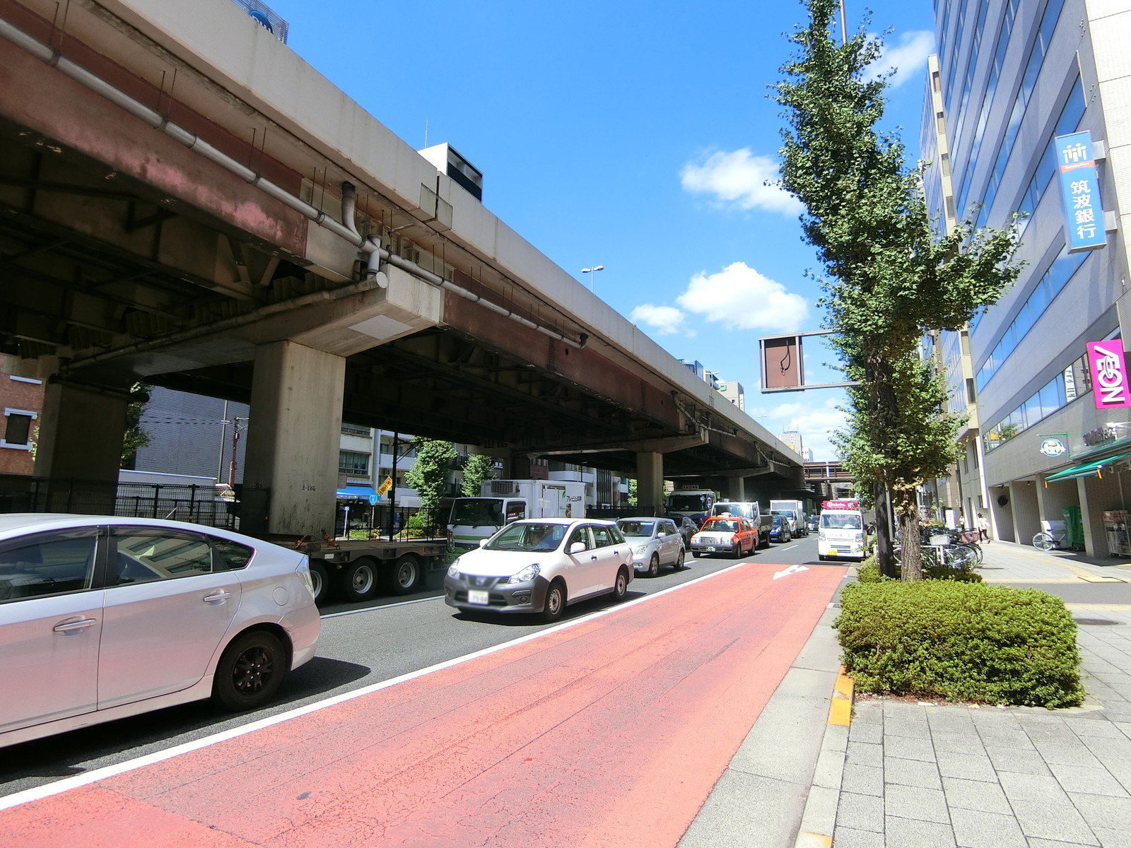 ミトベ第二ビル前面の昭和通り