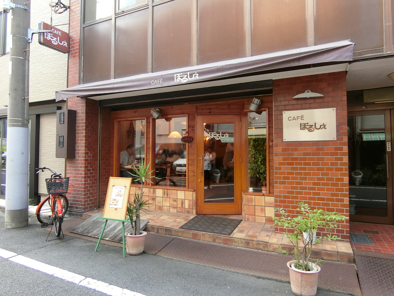 隣のカフェ ぽるしぇ