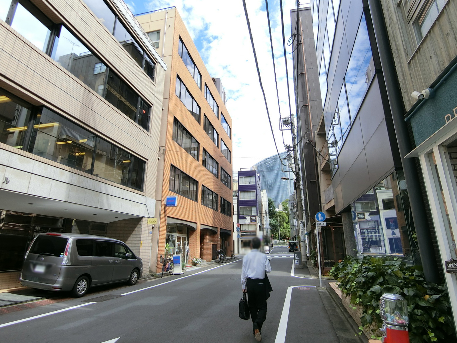 風間ビル前面の通り