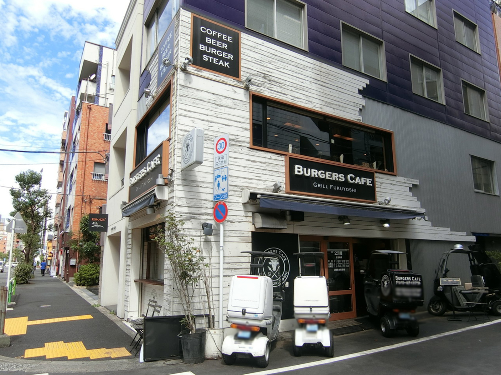 付近には飲食店が多数