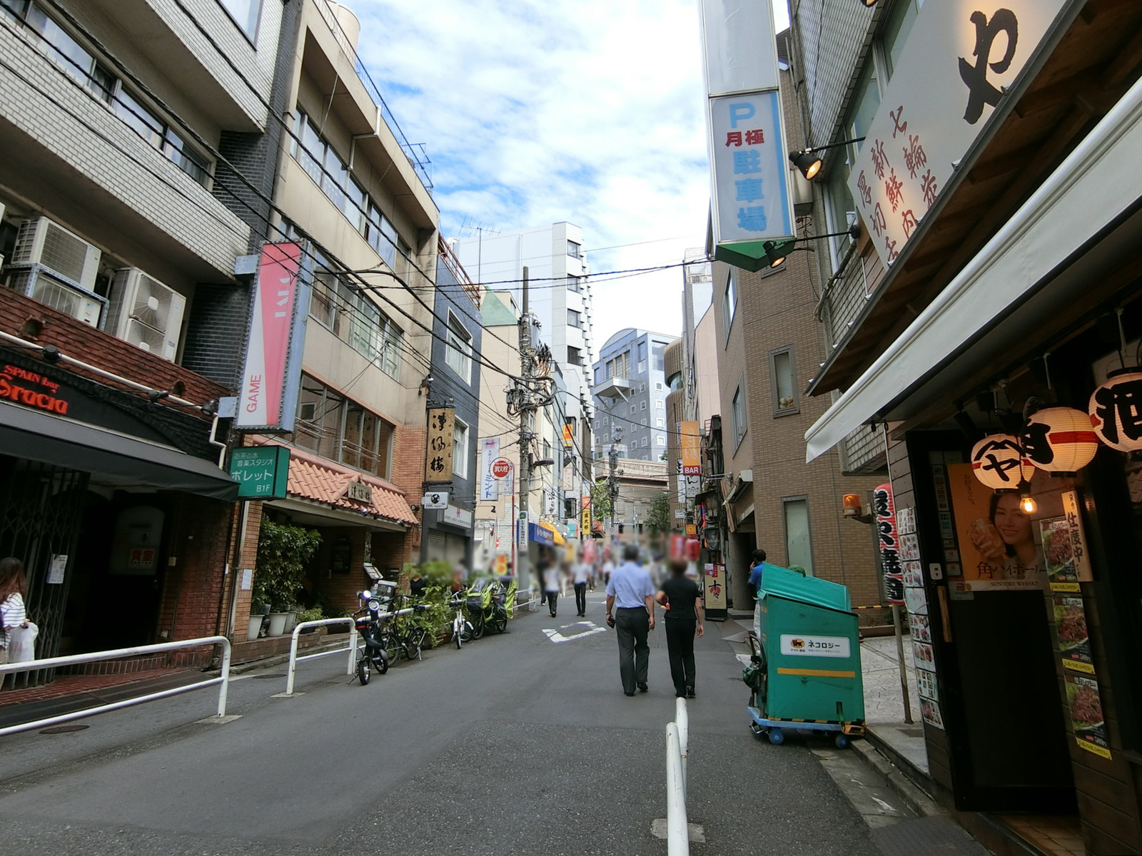 第一万水ビル前面の通り