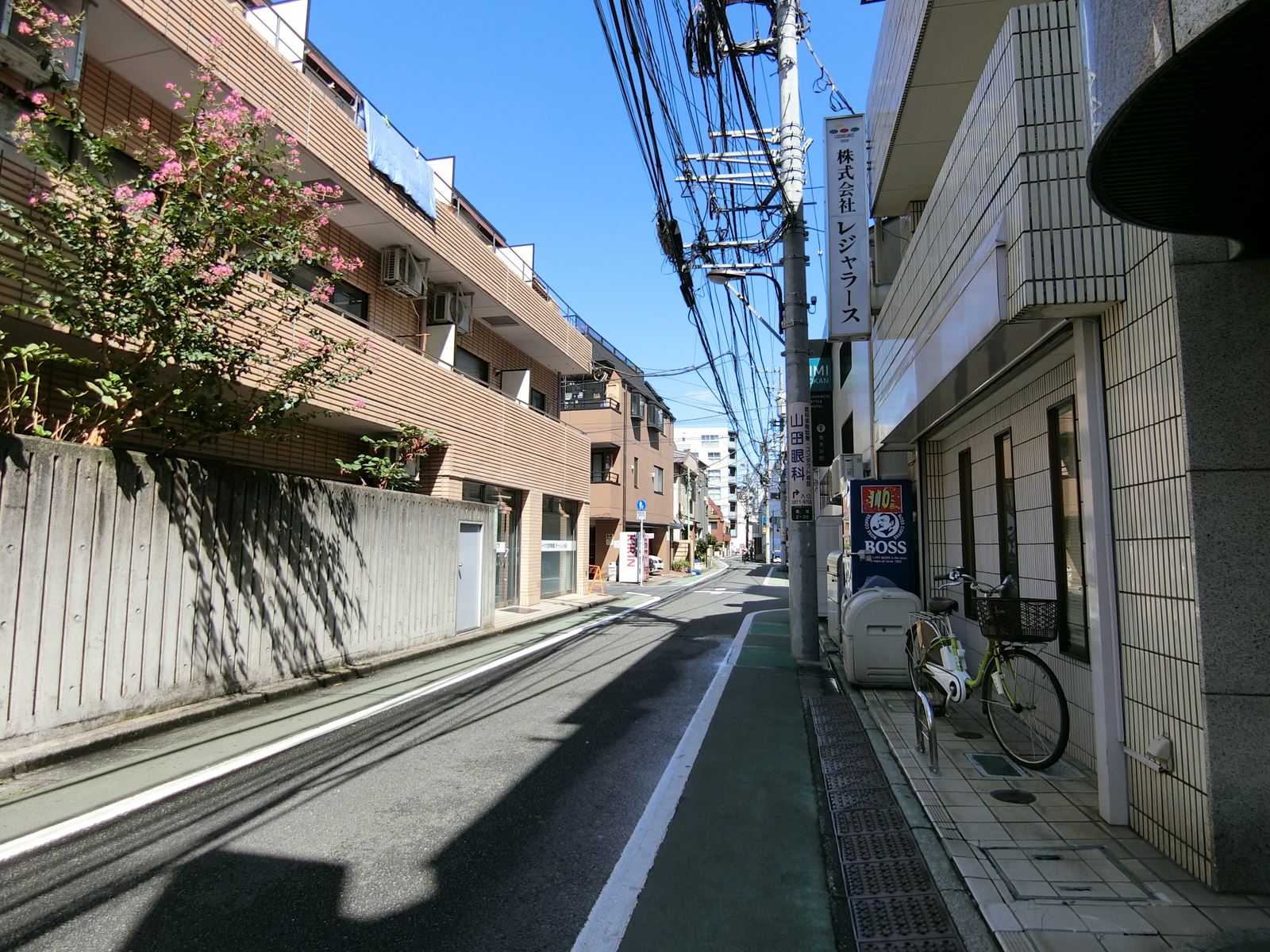 井戸ビル前面の通り