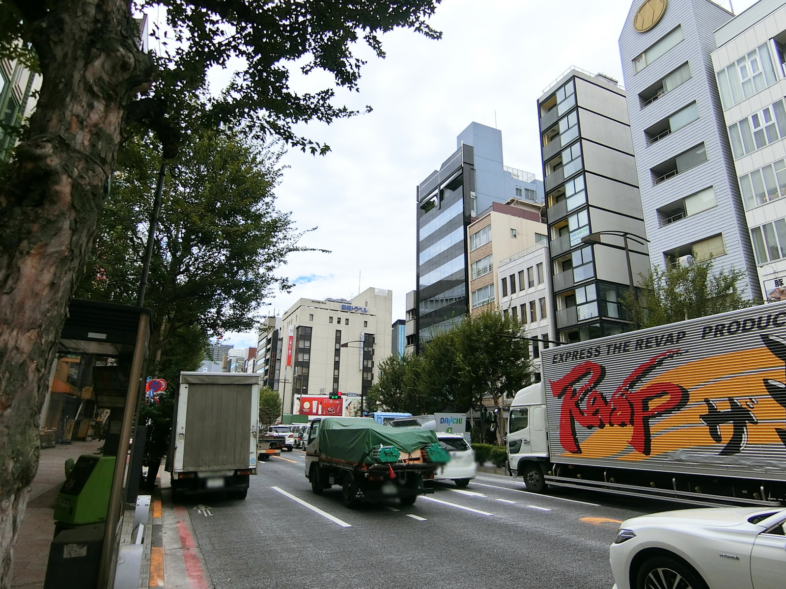 三光堂ビル前面の靖国通り