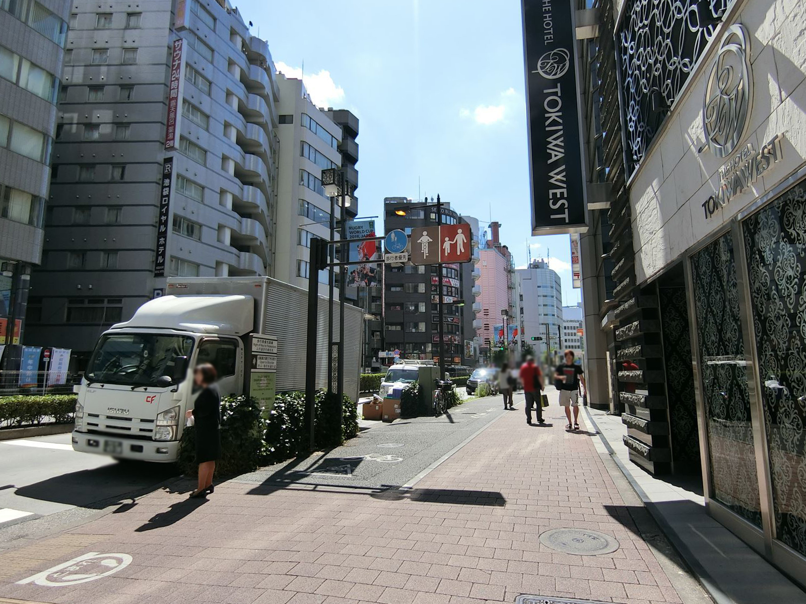 西池袋第一生命ビルディング前面の劇場通り