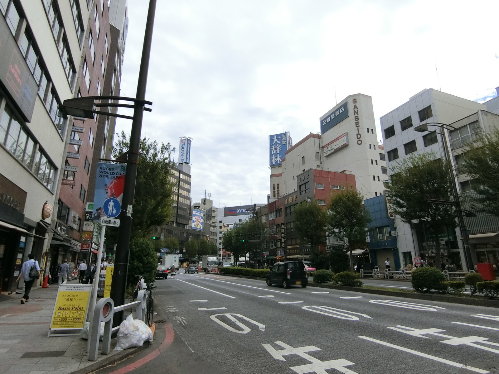 タキイ東京ビル前面の靖国通り