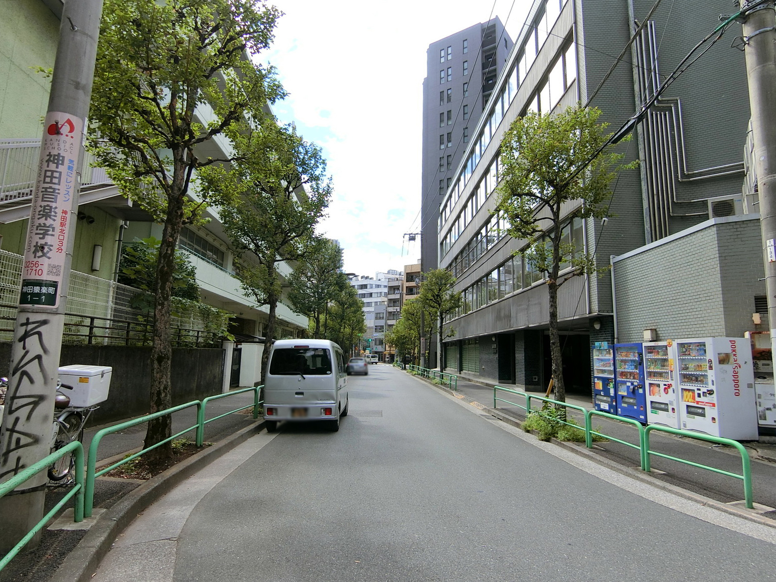 新日貿ビル前面の通り